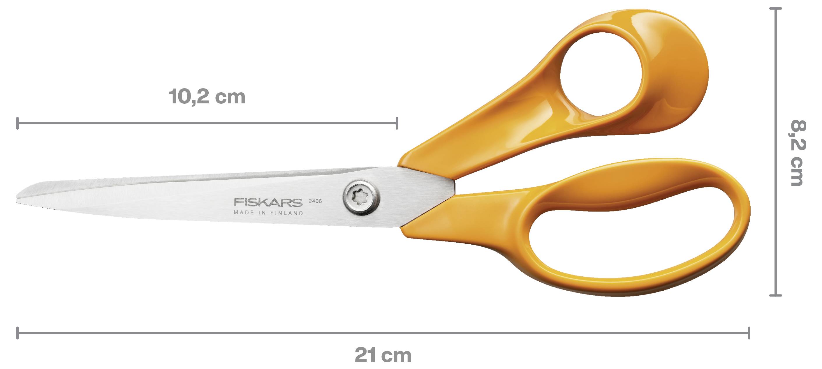 Obrázek nůžek Fiskars s oranžovými rukojeťmi zobrazený s rozměry: celková délka 21 cm, délka čepele 10,2 cm a výška rukojetí 8,2 cm.