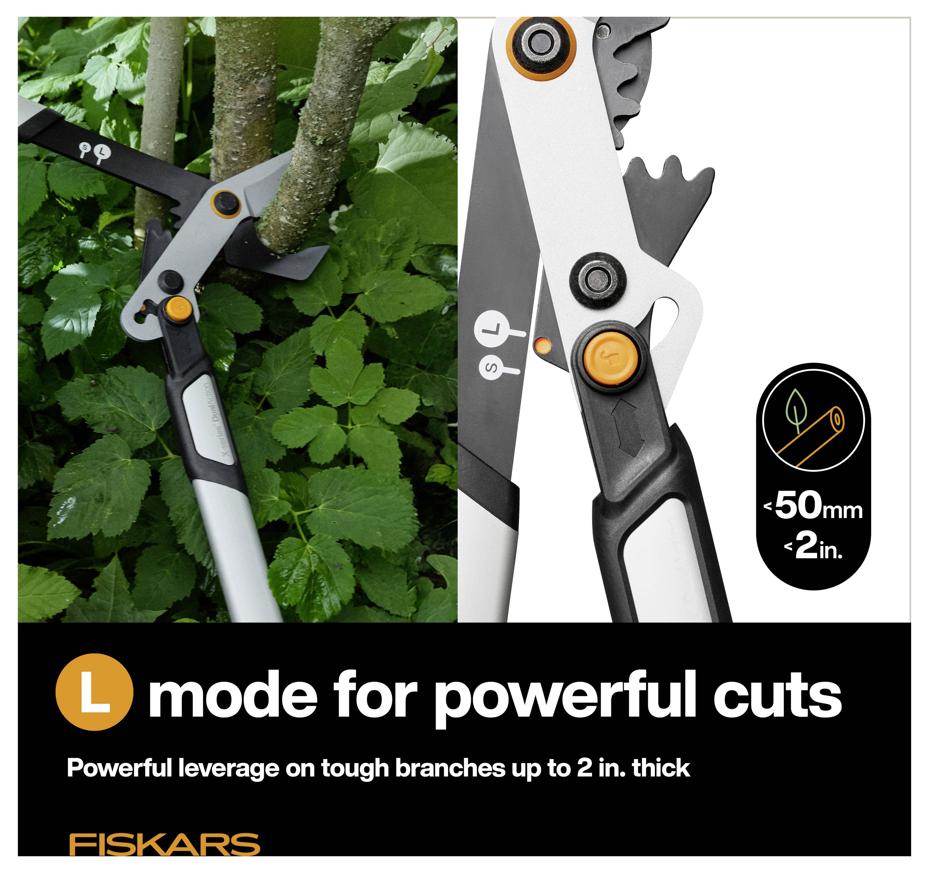 Nůžky Fiskars v režimu L řezající silné větve stromu; vložený obrázek zvýrazňuje mechanismus páky a kapacitu do 50 mm (2 palců).