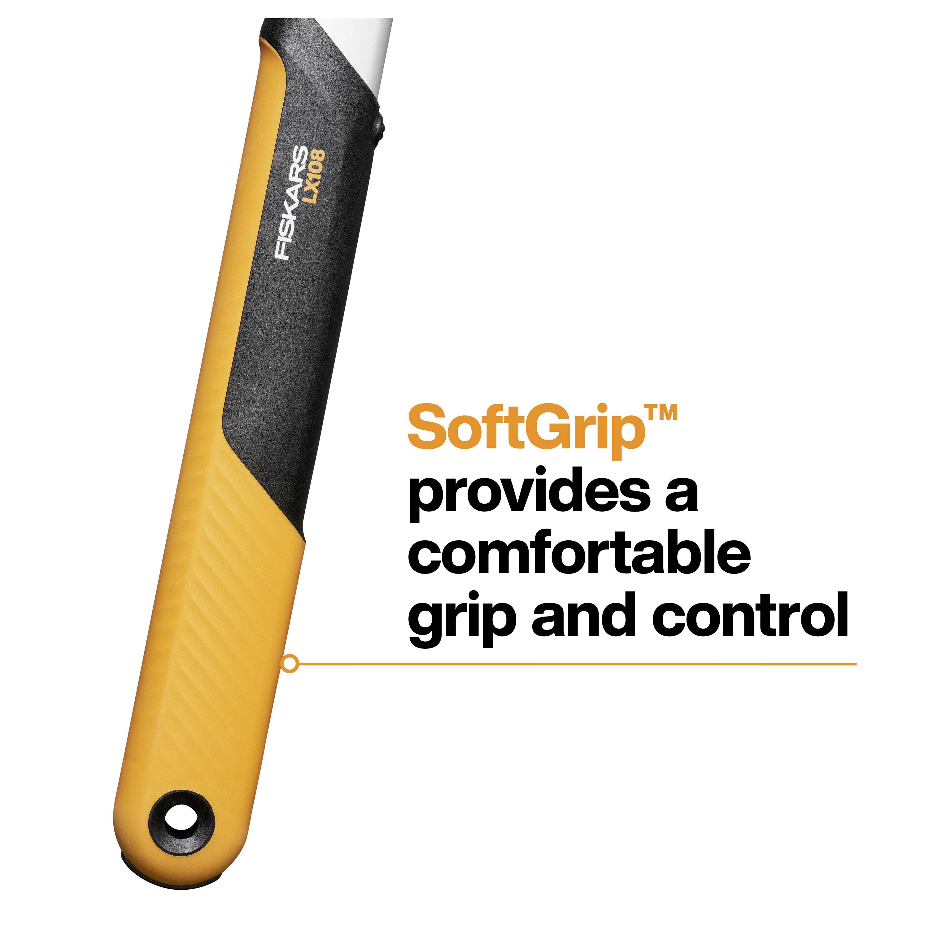 Detailní záběr na rukojeť Fiskars SoftGrip s textem uvádějícím, že "poskytuje pohodlný úchop a kontrolu".