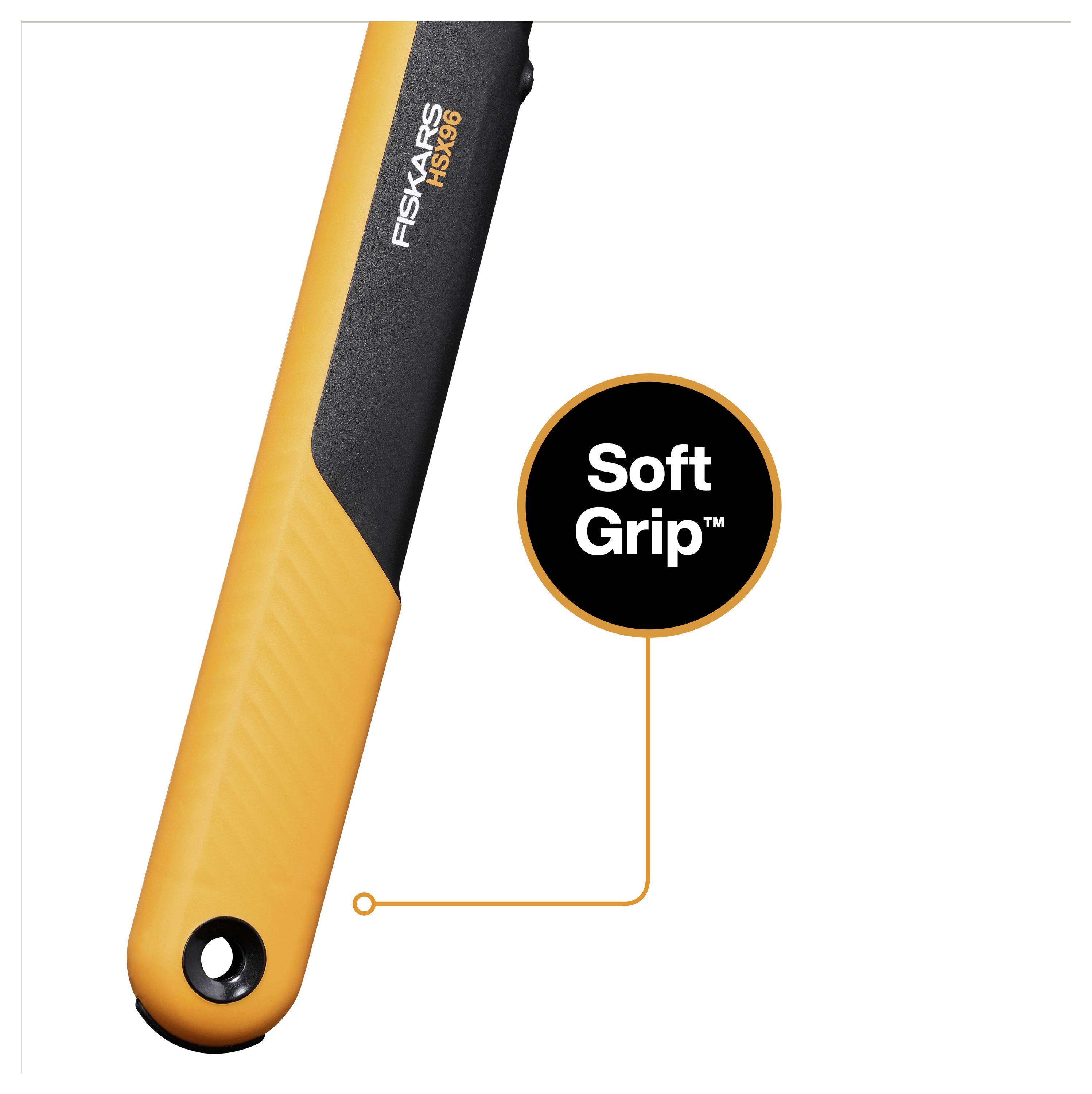 Detailní záběr na oranžovo-černou rukojeť ručního nářadí Fiskars se štítkem s popisem „Soft Grip" (Měkký úchop) ukazujícím na oblast madla.