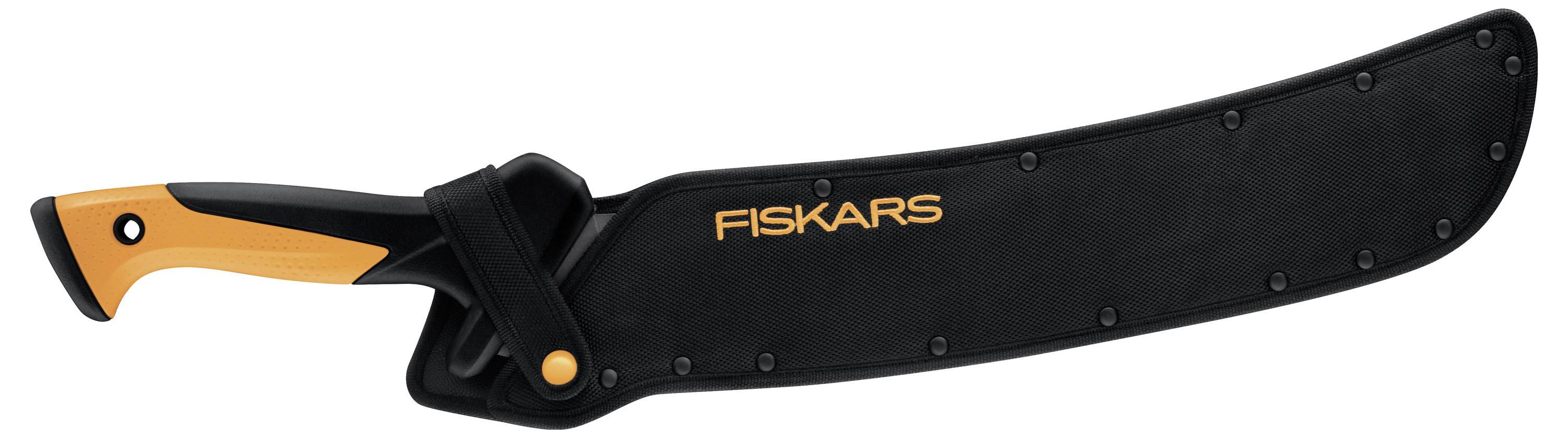 Černý nůž Fiskars v černé pochvě s oranžovou rukojetí, zobrazený v bočním pohledu na bílém pozadí.