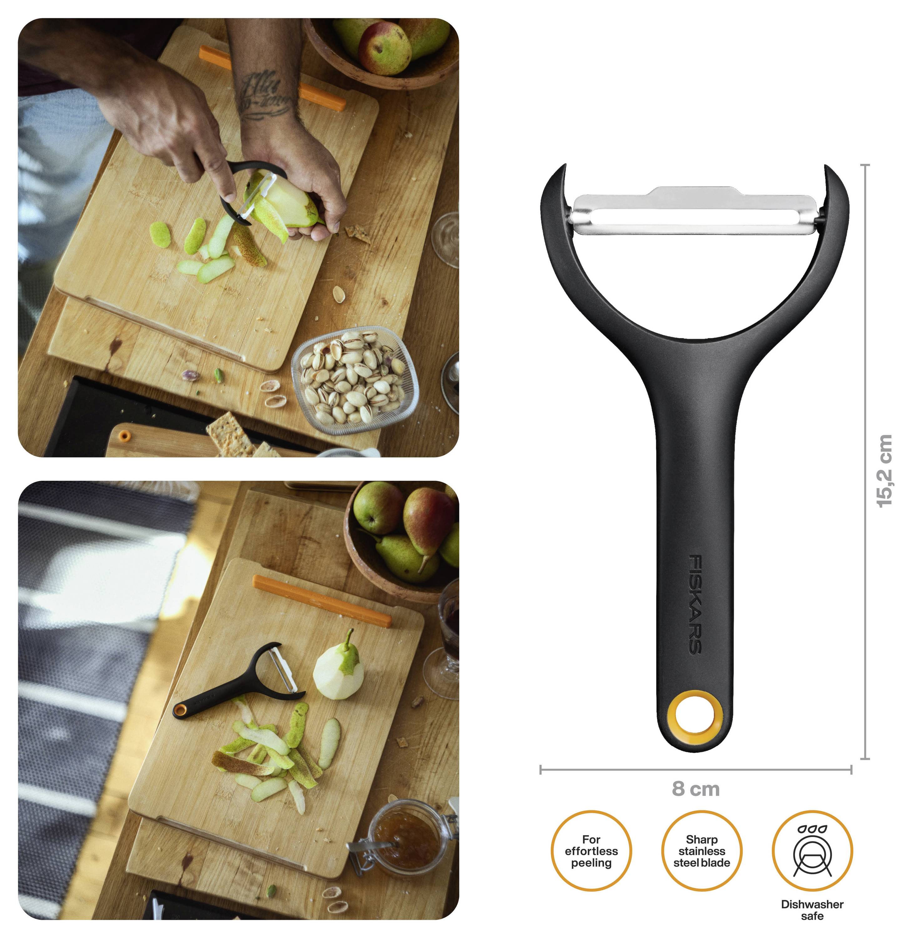 Obrázek produktu zobrazující škrabku Fiskars Y-tvar a dvě fotografie jejího použití na slupování hrušky na kuchyňské desce; popisky upozorňují na ostrý nerezový plát, beznamahaté slupování a možnost mytí v myčce.