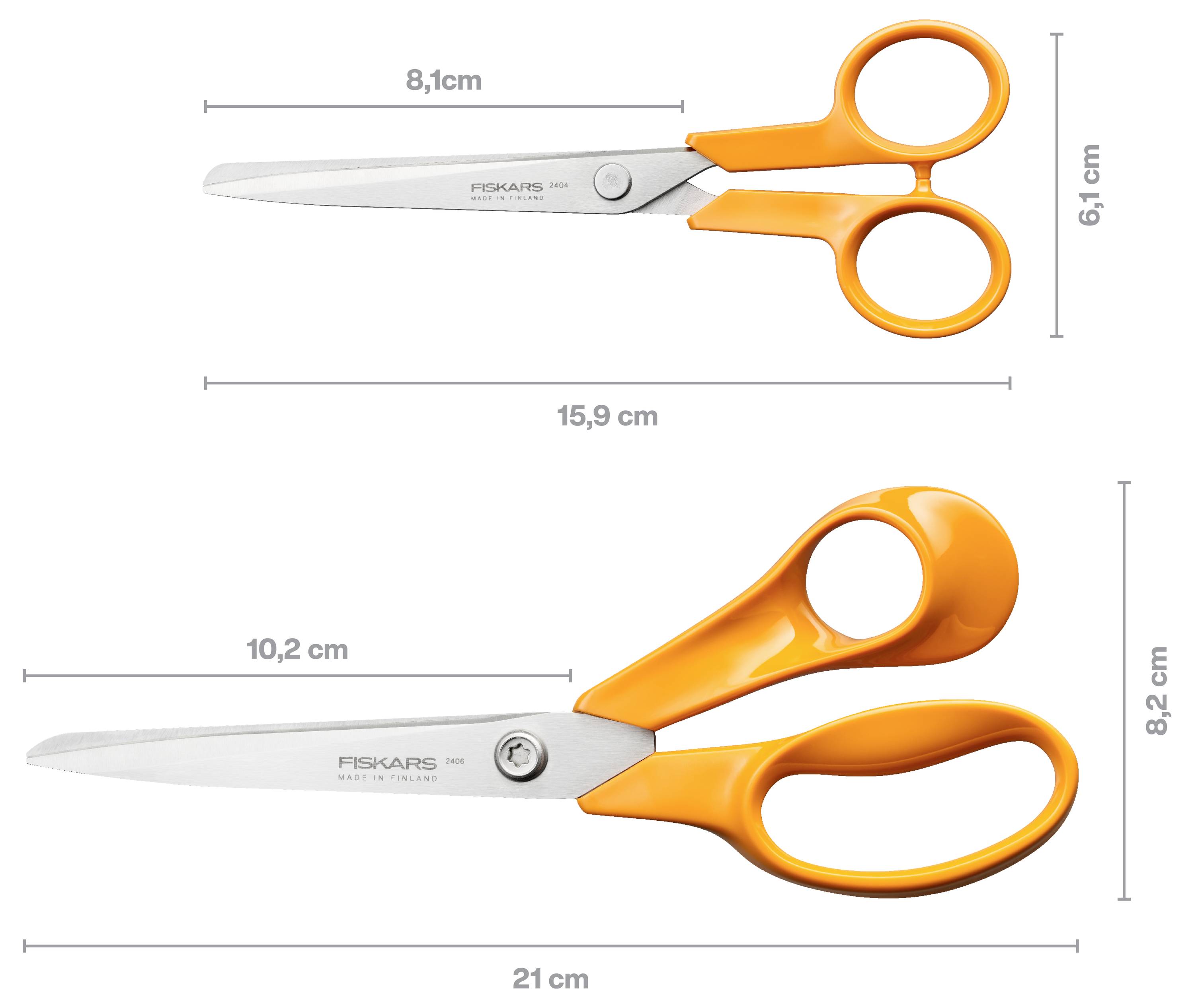 Obrázek porovnání dvou oranžových nůžek Fiskars s rozměry: horní pár dlouhý 15,9 cm a vysoký 6,1 cm; dolní pár dlouhý 21 cm a vysoký 8,2 cm.