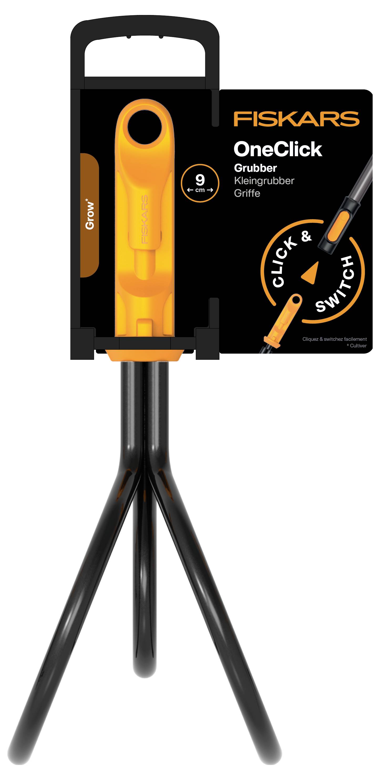 Balení produktu pro hrábek Fiskars OneClick s černooranžovou rukojetí, označený "Grubber" a "Click & Switch", zobrazený s dlouhým černým hřídelím a tříhrotou kovovou hlavicí.