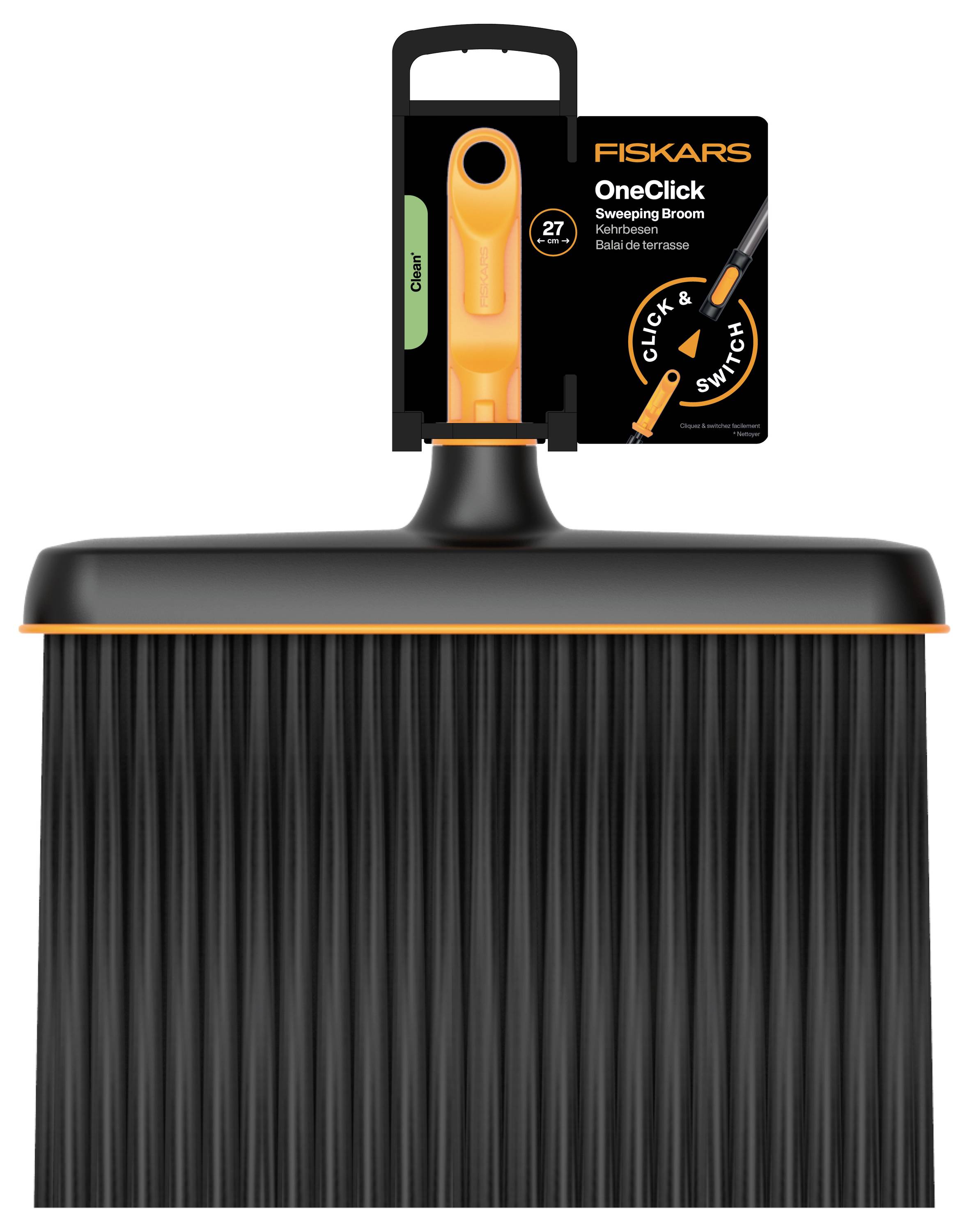Fiskars OneClick zметací hlava koštěte s černými štětinami a oranžovou rukojetí, zobrazená s balením a štítkem "Click & Switch".