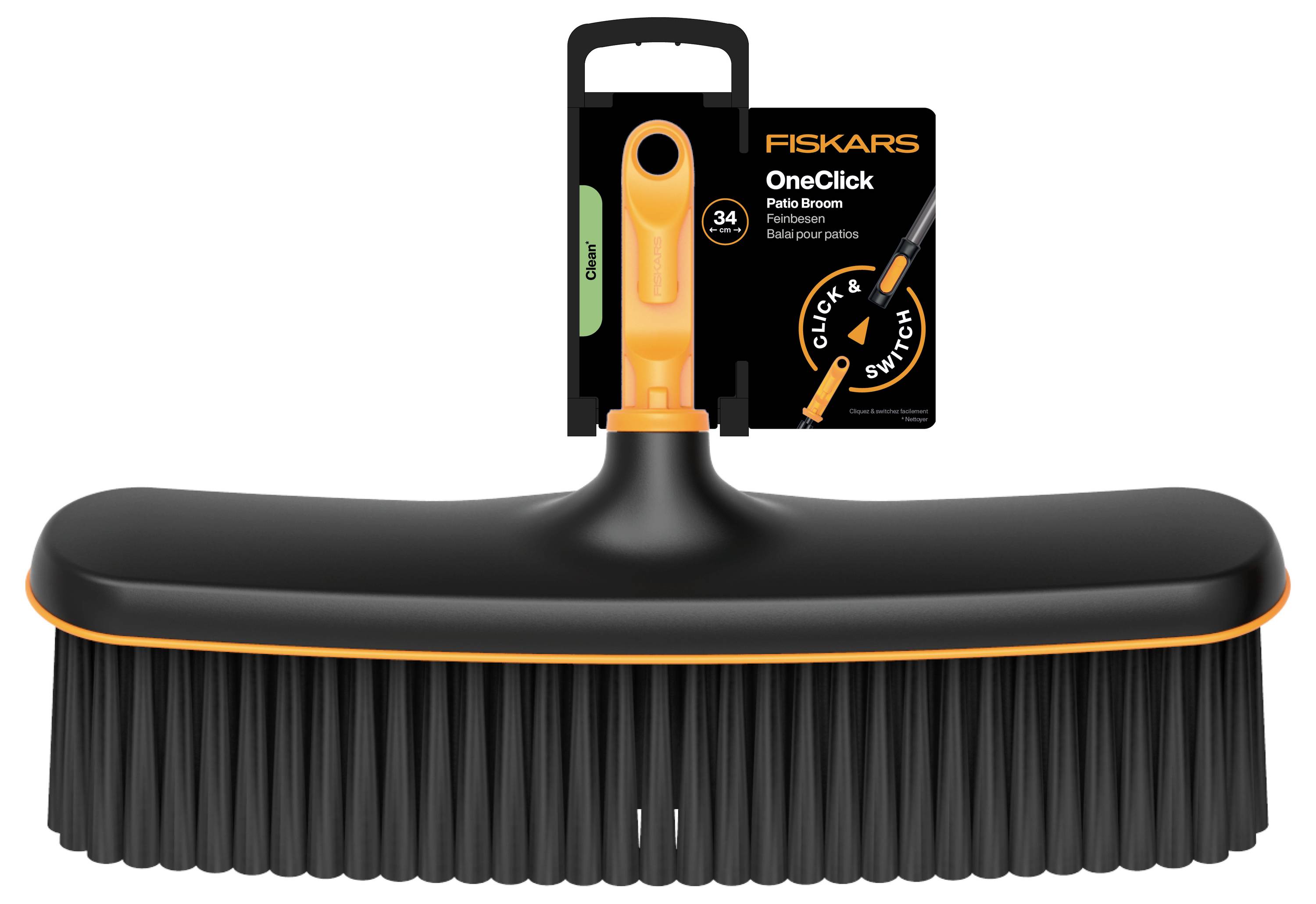 Fiskars OneClick zametací koště s černými širokými štětinami a oranžovou rukojetí, zobrazeno s balením označeným "OneClick" a "Quick & Store".