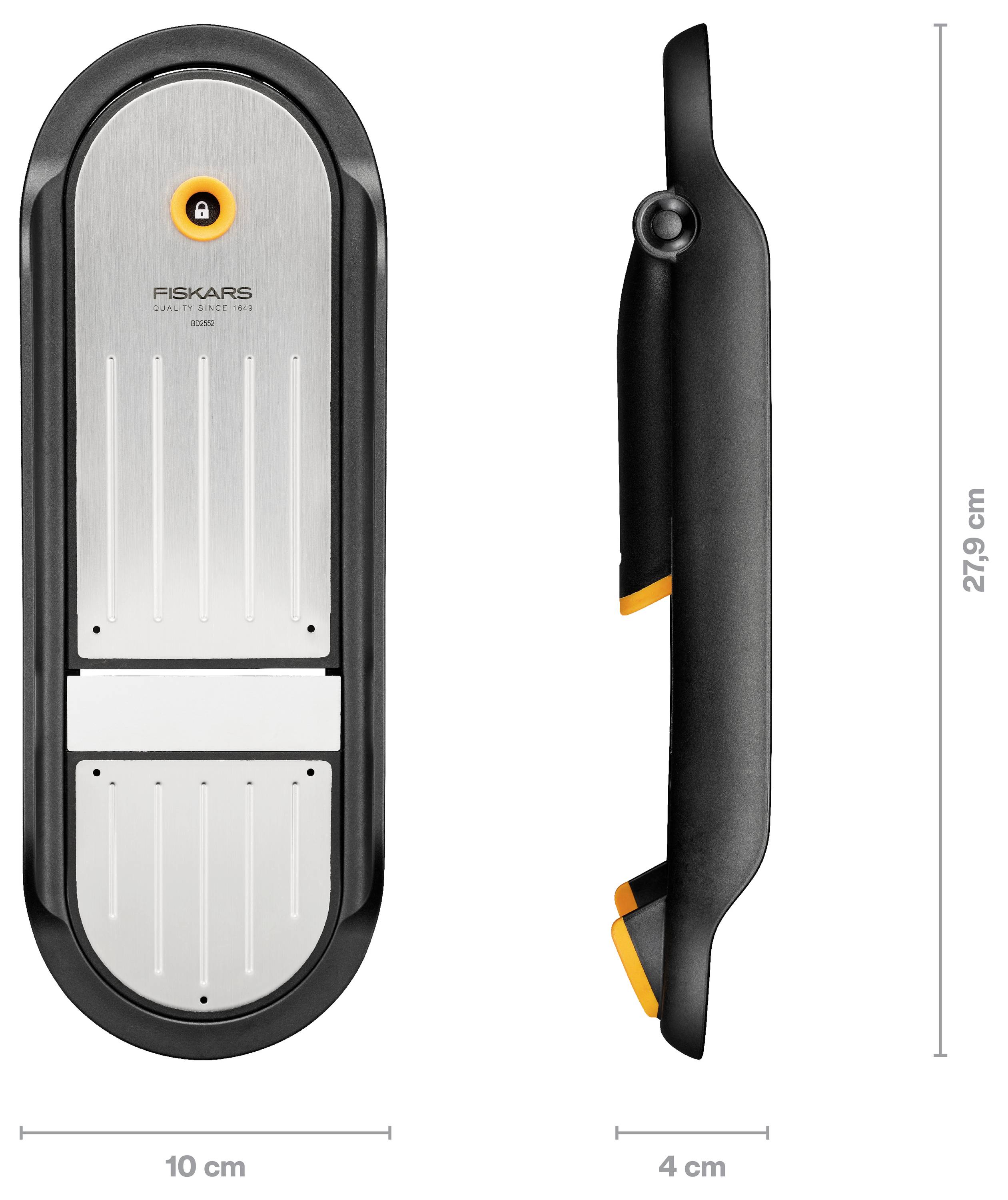 Kuchyňský mandolín Fiskars zobrazený v přední a postranní pohledu se zámkem bezpečnosti a rozměry 27,9 cm dlouhý, 10 cm široký a 4 cm hluboký.
