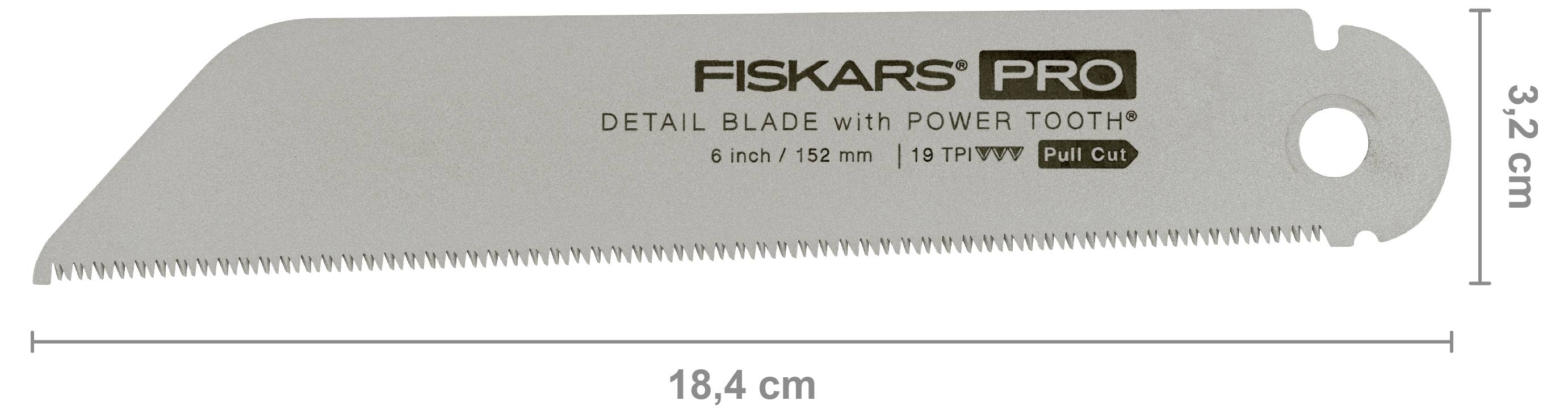 Fiskars Pro pilový list na detaily, dlouhý 18,4 cm a široký 3,2 cm, označený "Detail Blade with Power Tooth" a "Pull Cut".