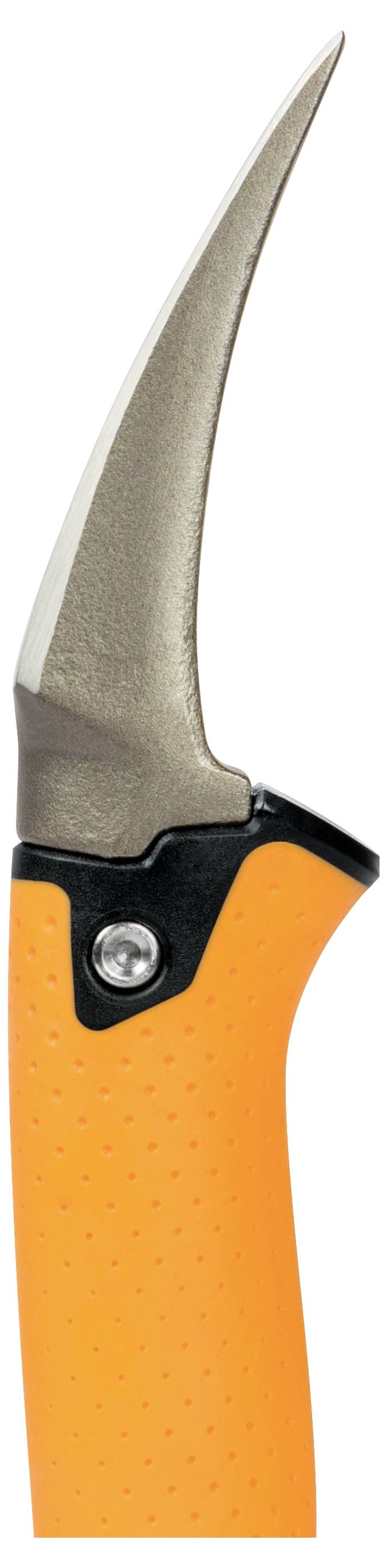 Detailní pohled na nůž nebo řezák s oranžovou rukojetí s zakřiveným stříbrným ostřím na bílém pozadí.