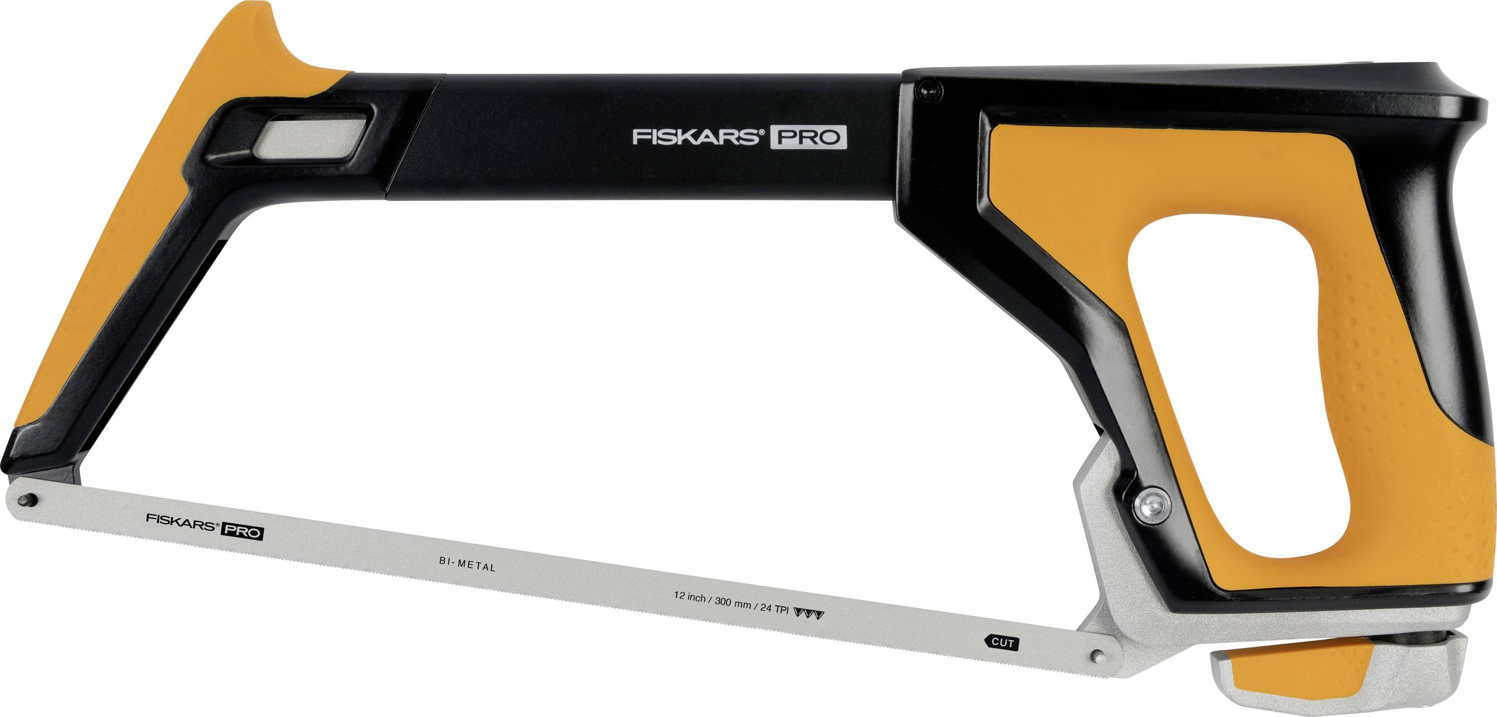 Fiskars Pro ruční pila s černooranžovou rukojetí a dlouhou stříbrnou čepelí zobrazená na bílém pozadí.