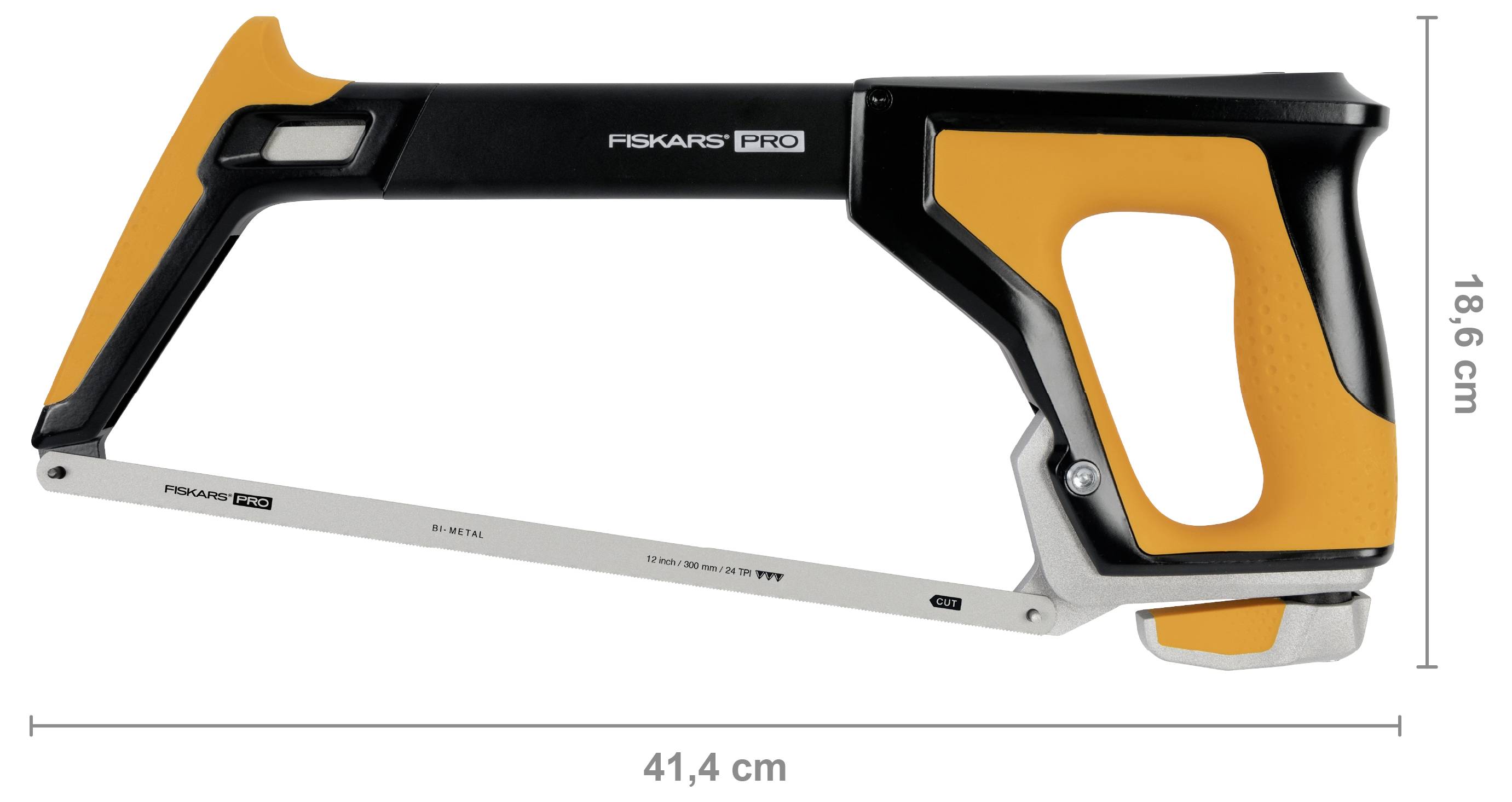Boční pohled na ruční pilku Fiskars Pro, černá a oranžová, se štítkem s délkou 41,4 cm a výškou 18,6 cm.