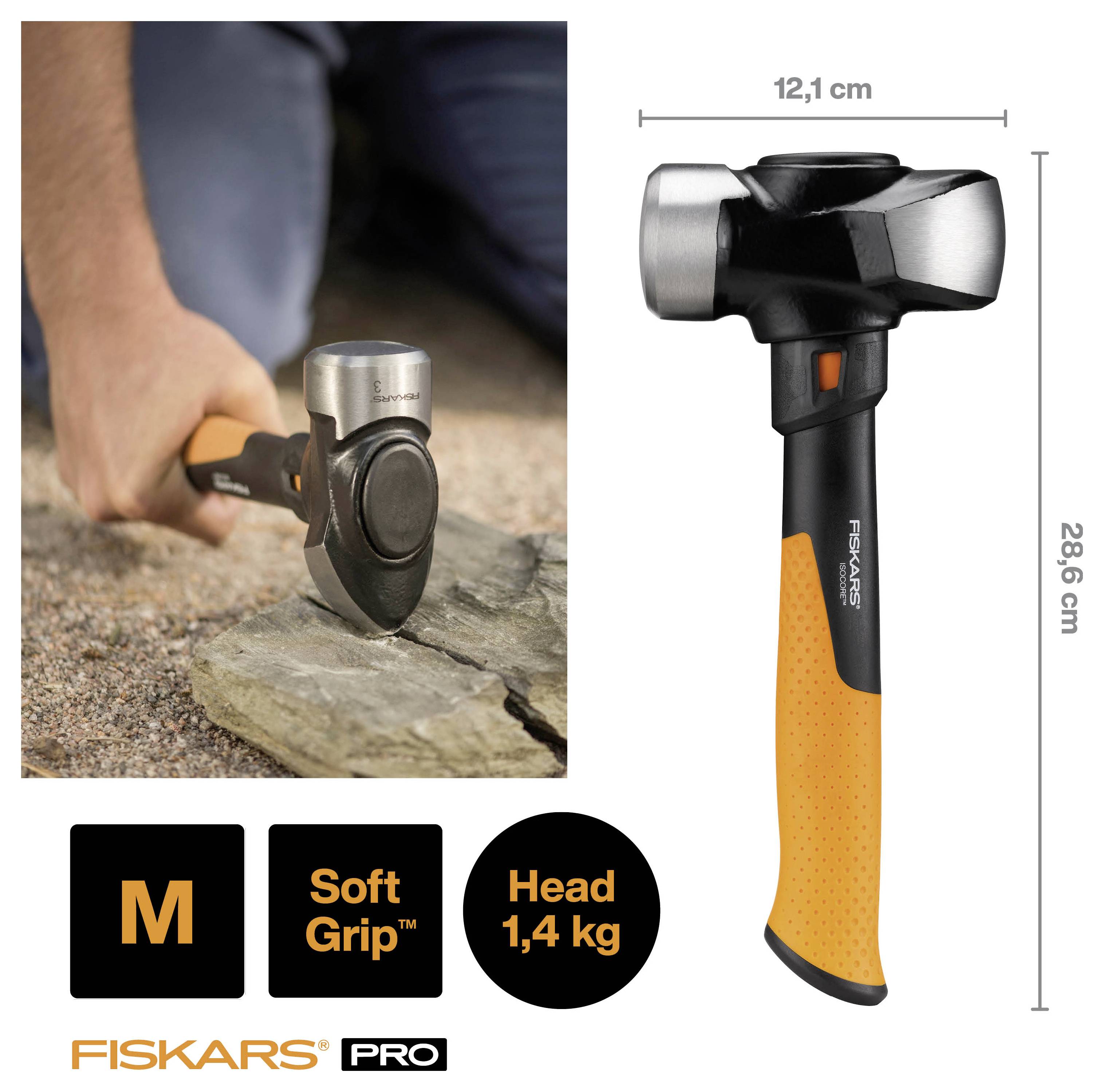 Fiskars Pro sekera na štípání používaná k rozbití kamene, s pohledem na produkt a rozměry 12,1 cm na šířku, 28,6 cm na výšku, a označená 'Hlava 1,4 kg' a 'Měkký úchop'.