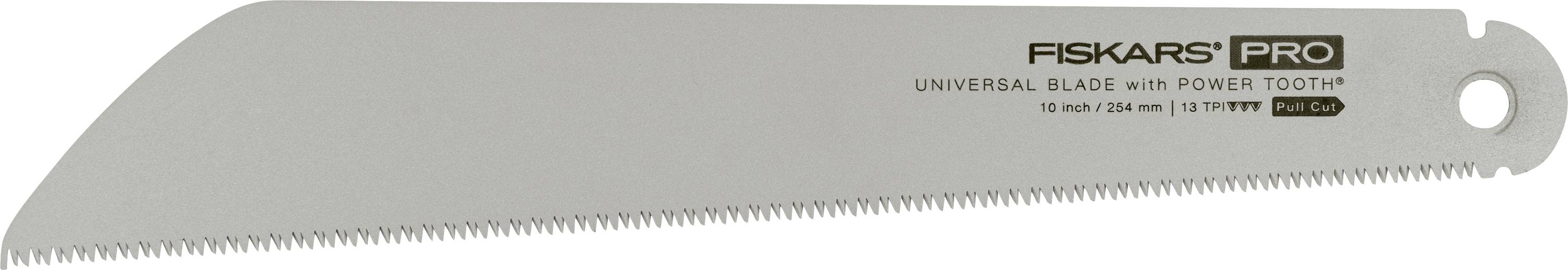 Pilový list Fiskars Pro univerzální s výkonanými zuby, zobrazený horizontálně s montážním otvorem vpravo a logem Fiskars Pro vytištěným na listu.