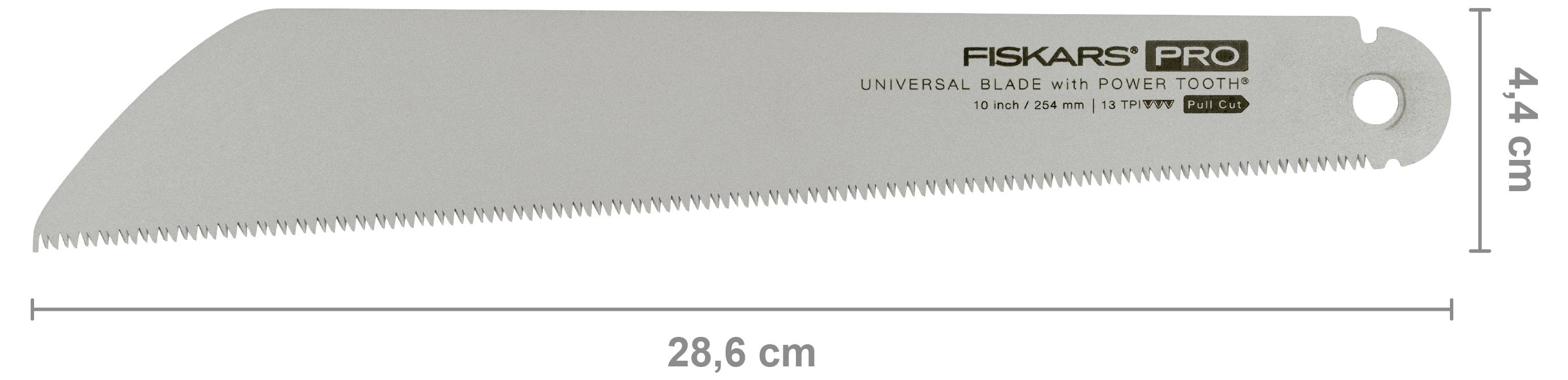Fiskars Pro univerzální pilka na čepele s ruční řídící mechanikou, dlouhá 28,6 cm a vysoká 4,4 cm, zobrazená v bočním pohledu se zubatou řeznou hranou a otvorem pro zavěšení.