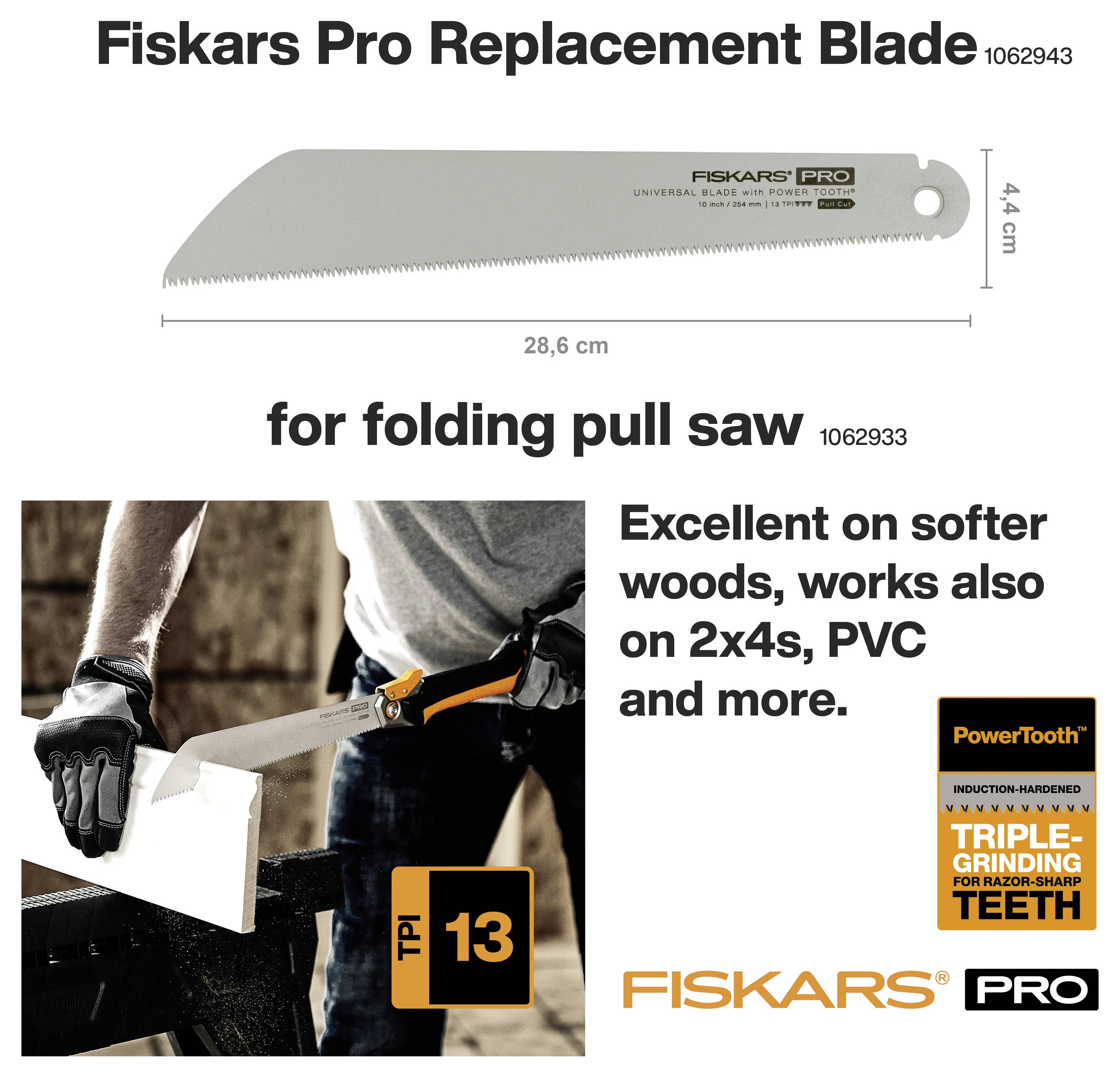 Náhradní čepel Fiskars Pro pro skládací tažnou pilu, zobrazená s rozměry 28,6 cm x 4,4 cm a pracovníkem používajícím pilu na dřevo, PVC a 2x4.