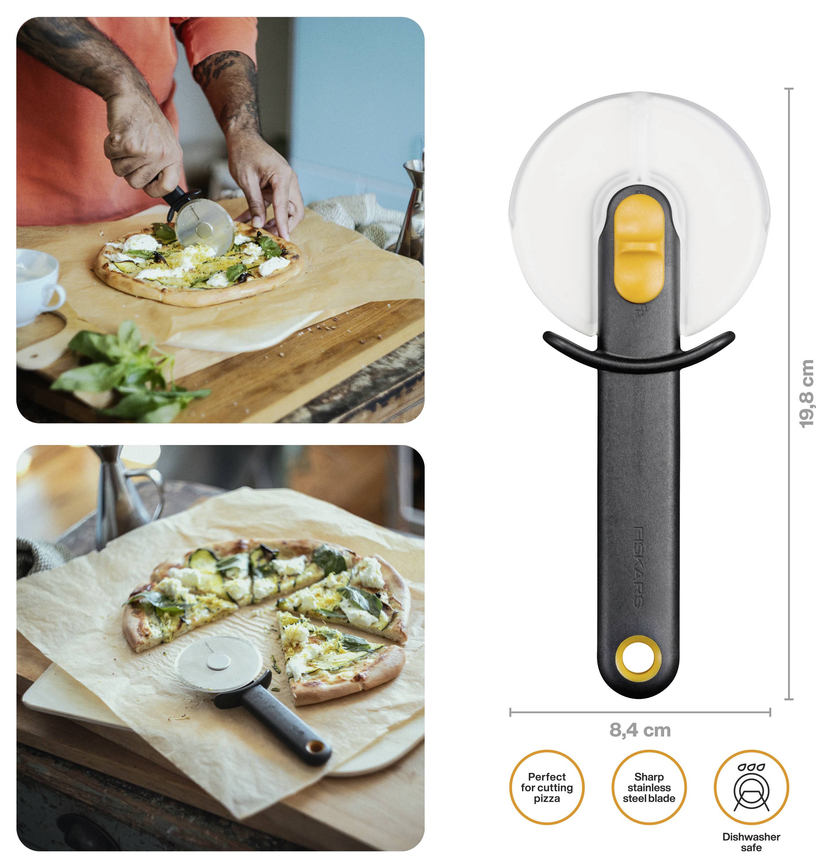Krájač na pizzu s ochranným pouzdrem; zobrazený při krájení pizzy a odpočívající na nakrájené pizze. Nástroj měří 19,8 cm na délku a 8,4 cm na šířku, s ostrou nerezavějící ocelovou čepelí vhodnou do myčky.