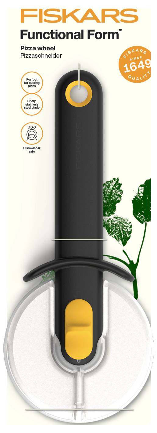 Řezák na pizzu Fiskars Functional Form v černé a oranžové barvě, zobrazen vzpřímeně s ochranou čepele a čirým kulatým podstavcem; prezentace balení produktu.