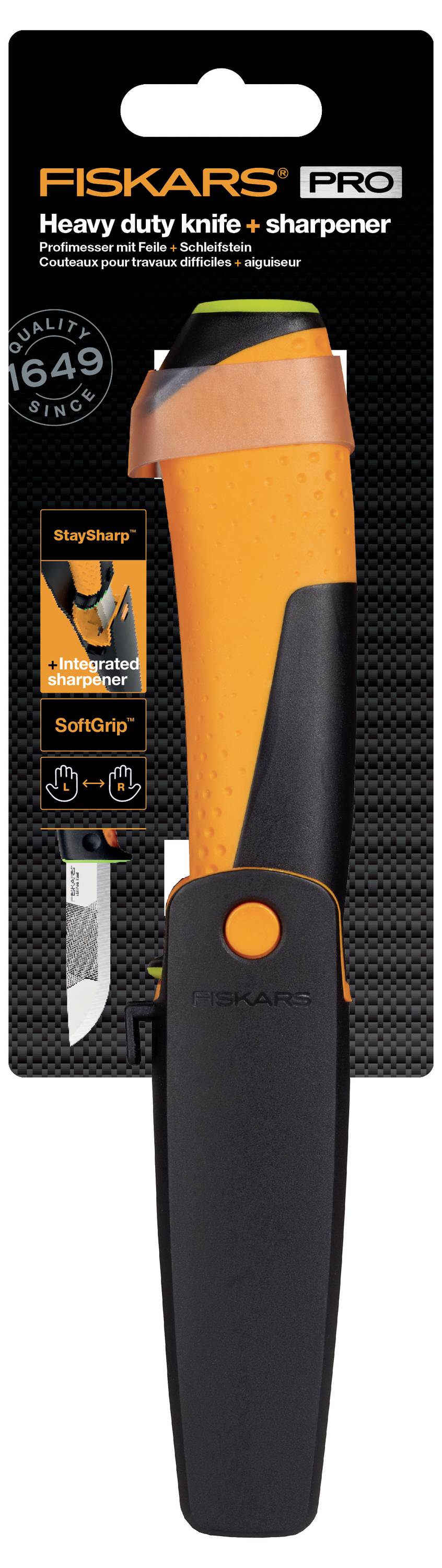 Balená Fiskars Pro těžko odolná nůž a brousek s černooranžní rukojetí, zobrazená na maloobchodním obalovém kartonu.