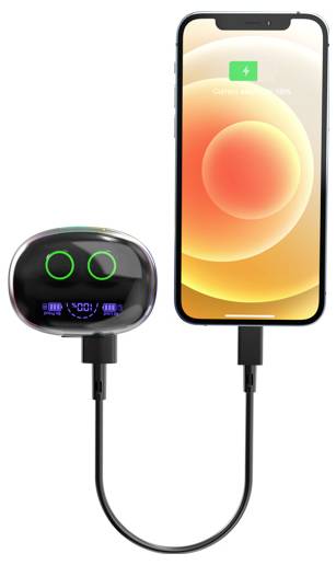 Nabíjecí kabel spojuje telefon a malé zařízení podobné robotovi, přičemž telefon zobrazuje ikonu nabíjení a stav baterie.