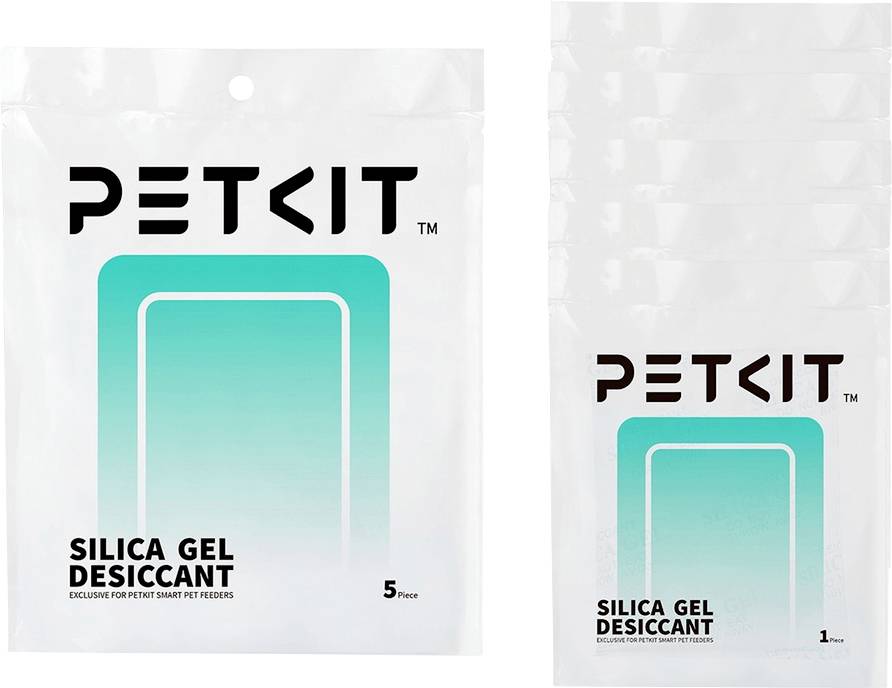 Dva balíčky silikagelu PETKIT, jeden větší balíček se 5 kusy a jeden menší balíček, v bílém a teal obalu.