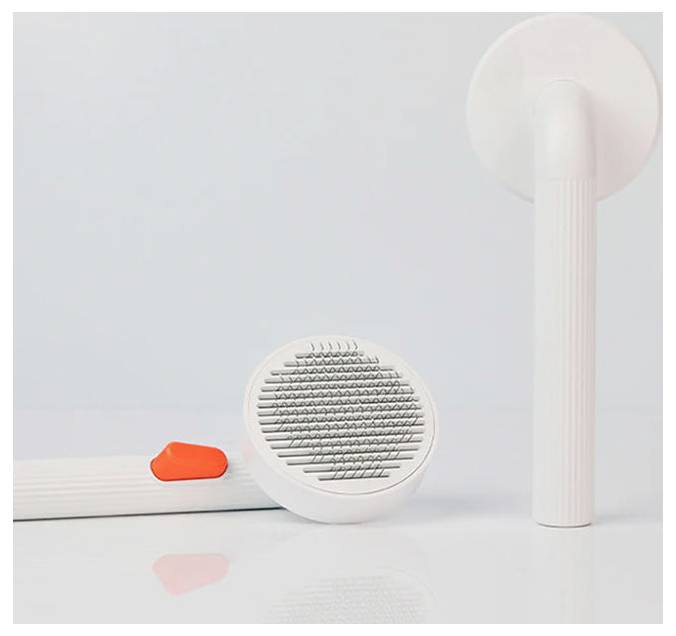 Minimalistický produktový obrázek bílých a oranžových plastových součástí: kulatý větraný disk uprostřed, malý oranžový kus na trubici a vysoký bílý válec na světlém pozadí.