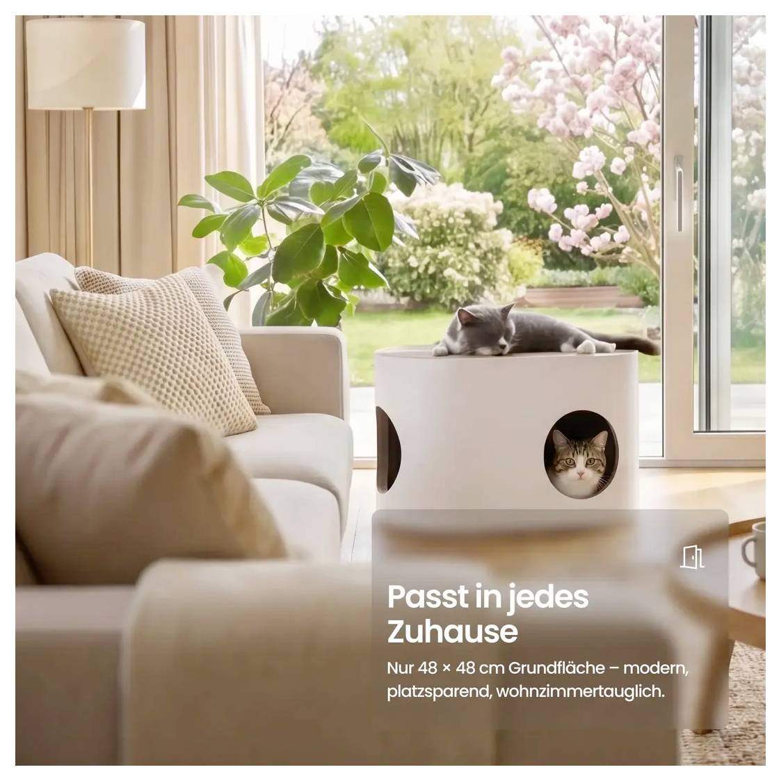 Útulný obývací pokoj s kočkami používajícími kompaktní moderní kočičí dům u okna; text říká "Passt in jedes Zuhause" a poznamenává stopu 48 x 48 cm.