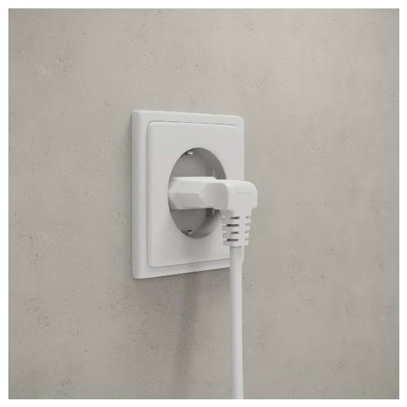 Bílá elektrická zástrčka zasunuta do zásuvky na jednoduché šedé stěně.