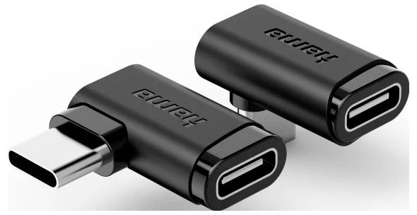 Dva černé adaptéry USB-C, jeden zobrazující samec USB-C zásuvku a druhý samici USB-C port.