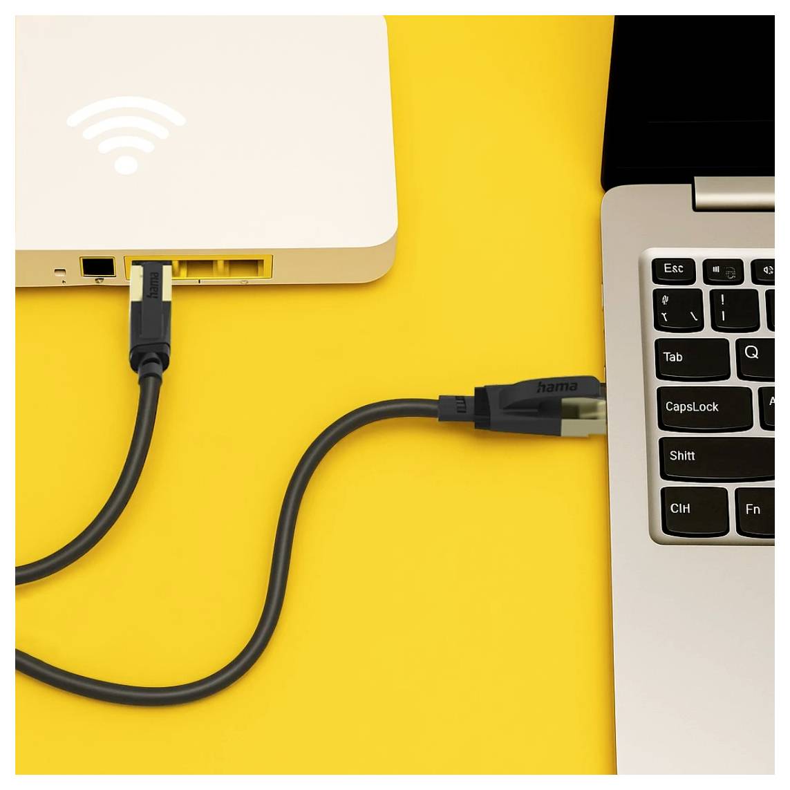 Ethernetový kabel spojující Wi-Fi router s notebookem na žlutém pozadí, ukazující drátové síťové nastavení.