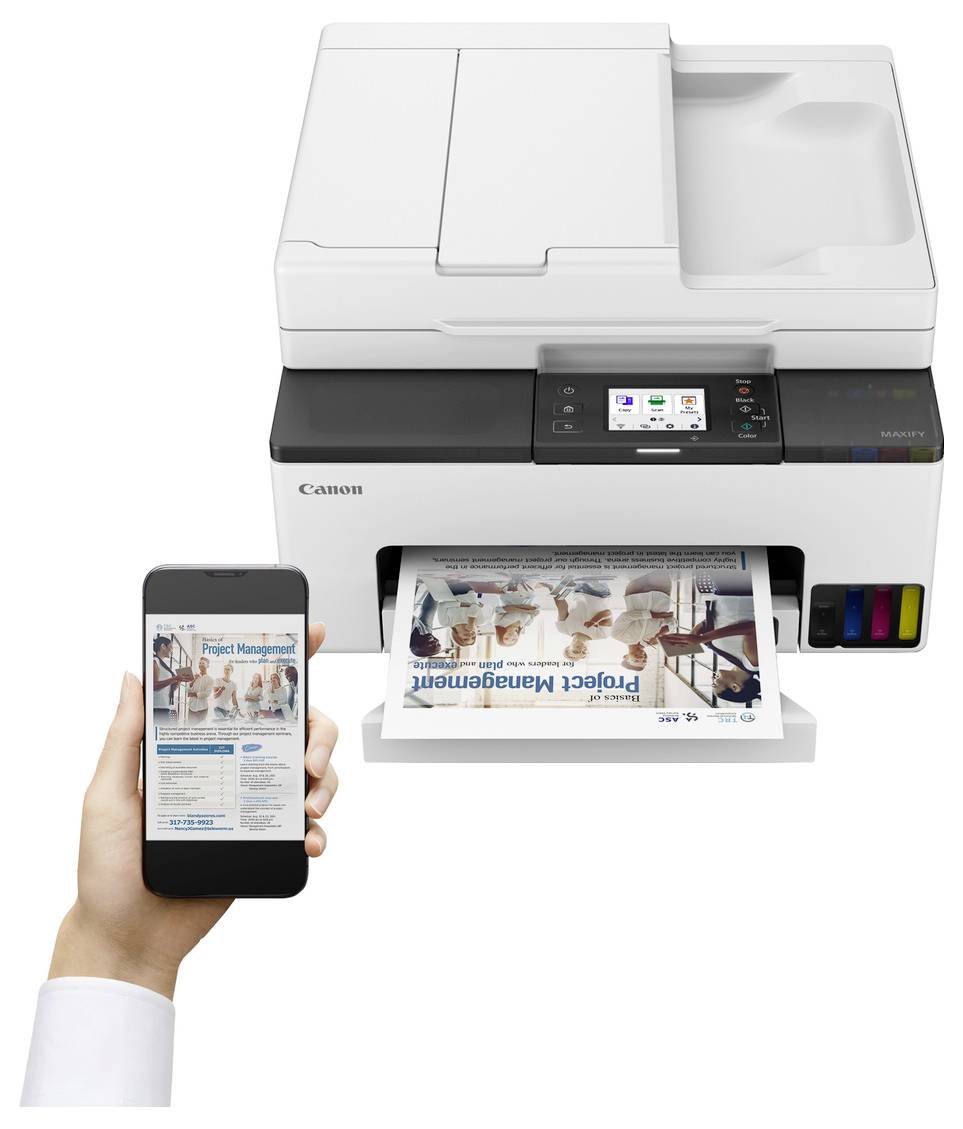 Canon tiskárna all-in-one tiskne stránku "Projektové řízení" odeslanou bezdrátově ze smartphonu, s viditelnými výstupními zásobníky a inkoustovými nádrží.