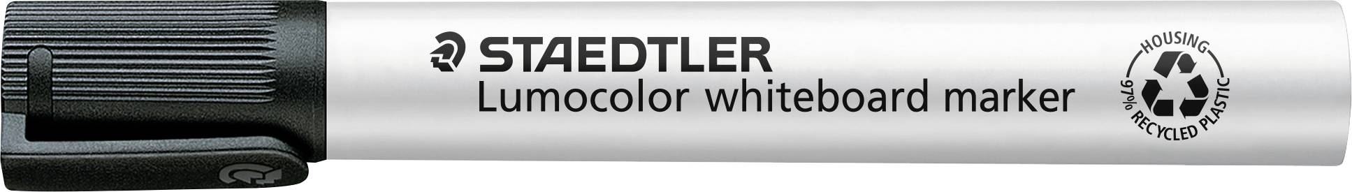 Staedtler Lumocolor fix na tabuli s černým uzávěrem a štítkem z recyklovaného obalu.