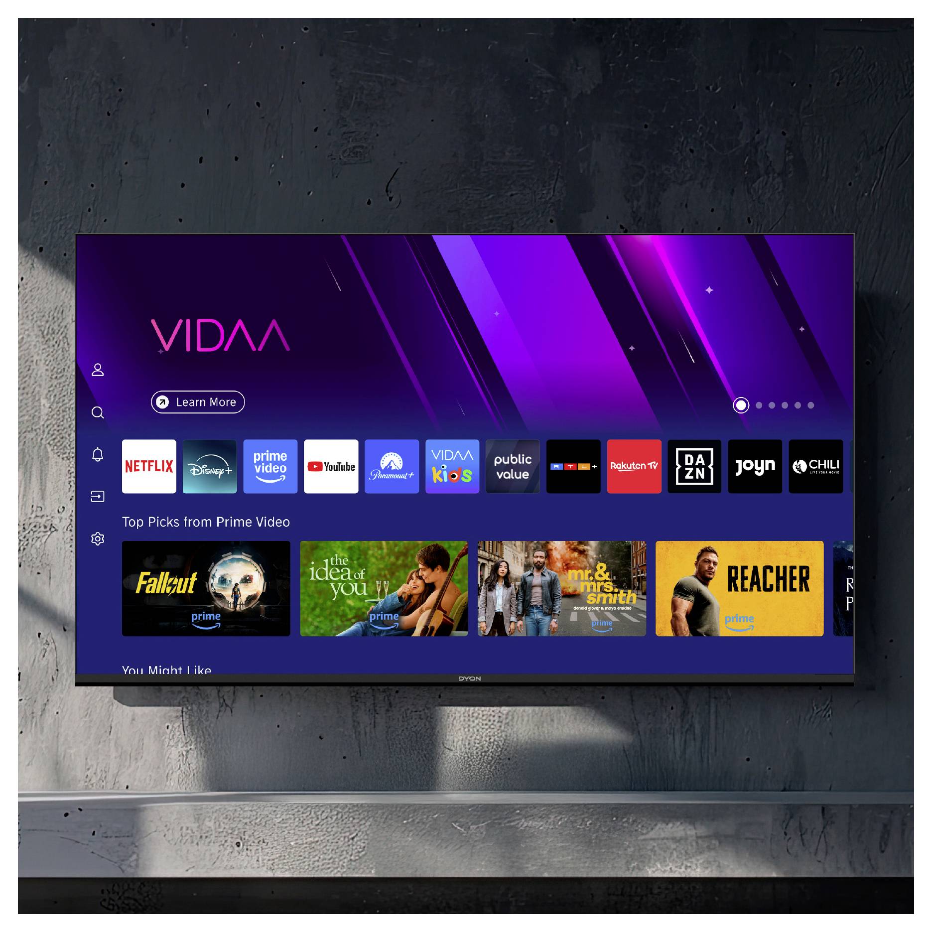 Nástěnný televizer zobrazuje domovskou obrazovku VidAA s ikonami aplikací jako Netflix, Prime Video, YouTube a řadami obsahu včetně výběru Prime Video.