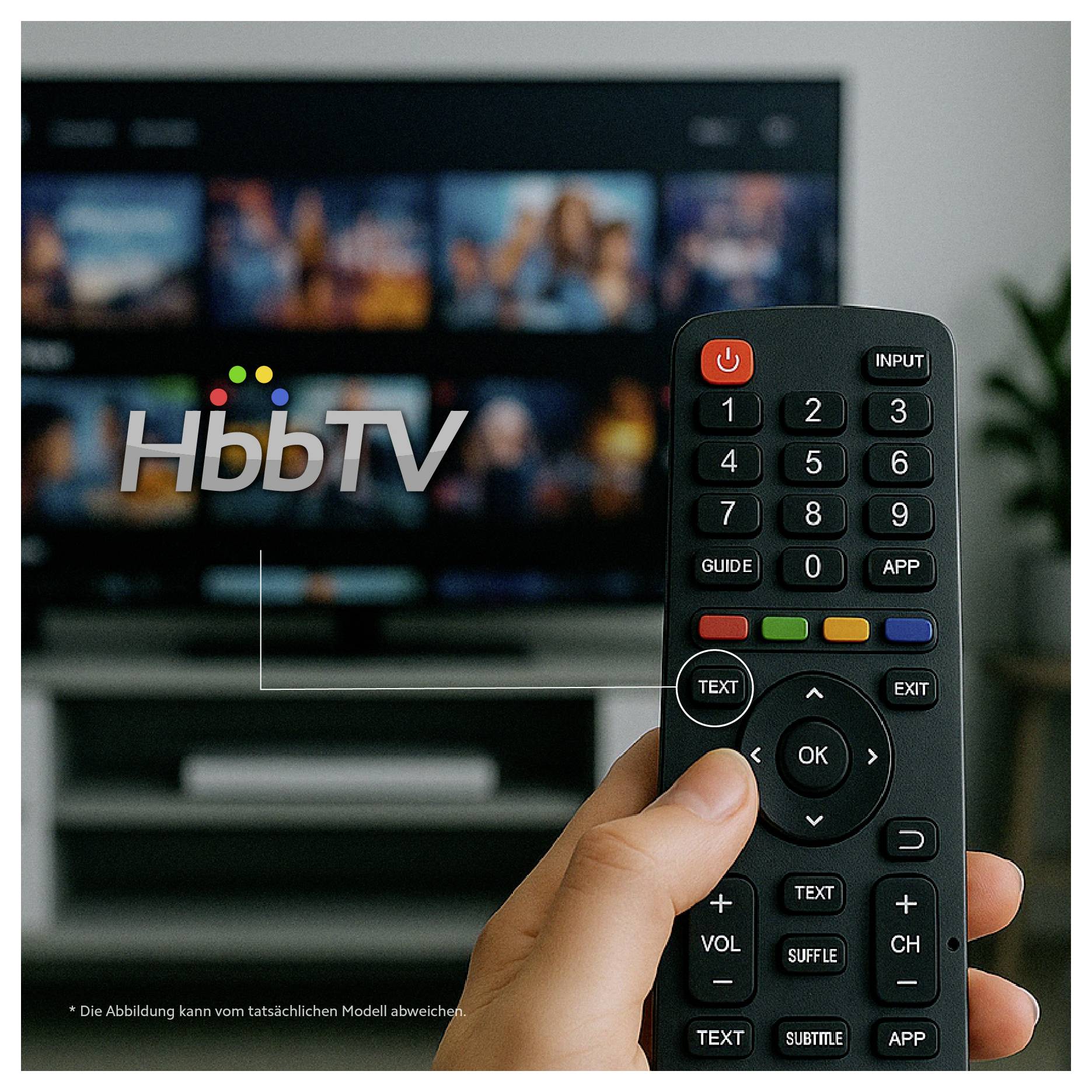 Ruka držící dálkový ovladač televize před obrazovkou chytré televize zobrazující logo HbbTV.