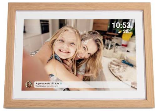 Digitální fotorám zobrazující selfie dvou usměvavých žen; překrytí na obrazovce ukazuje 10:53 a 25°, s popisem „Skupinová fotografie Laury".