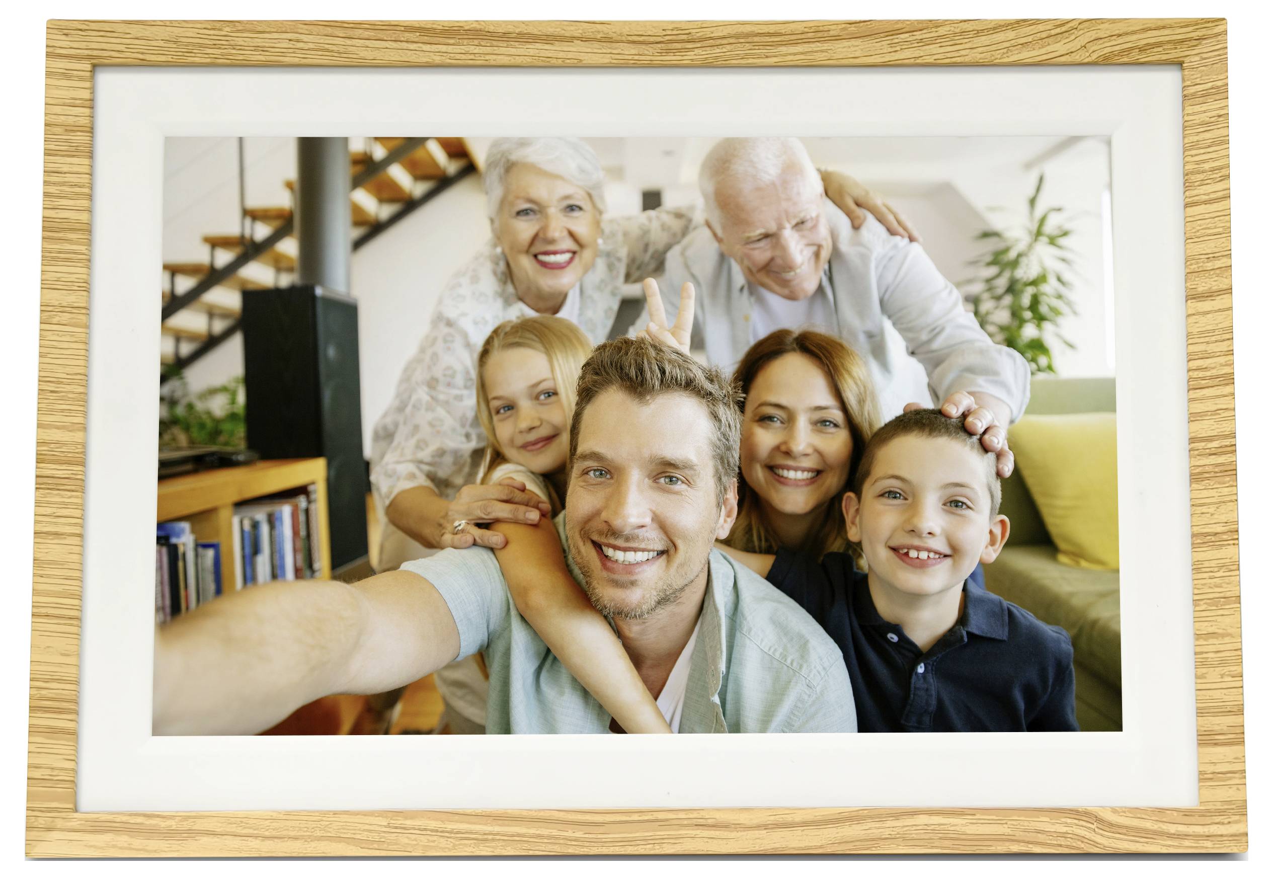 Vícepokolení rodina pózující na selfie v interiéru, s prarodiči, rodiči a dvěma dětmi usměvavě spolu v obývacím pokoji.