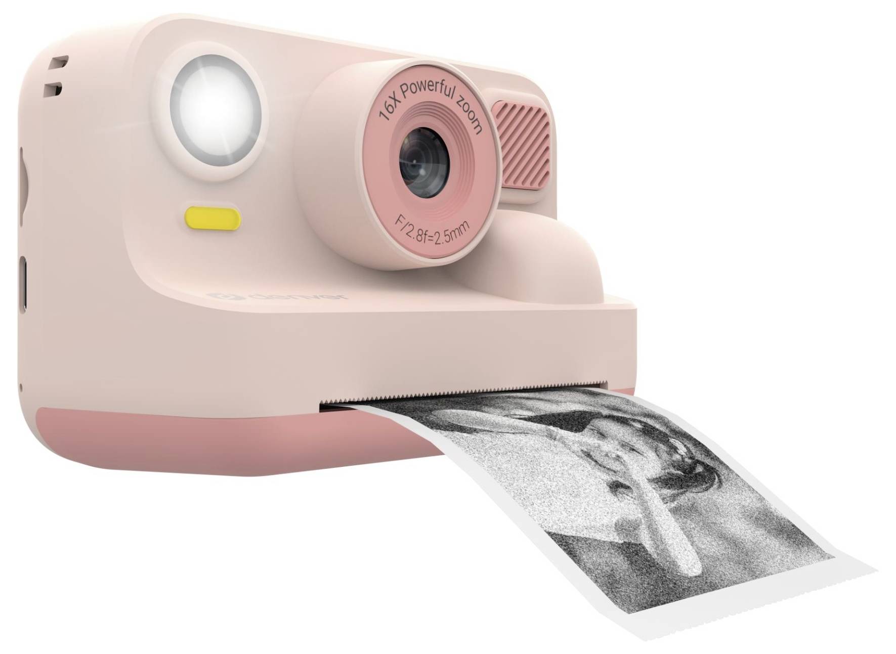 Růžový instantní fotoaparát tiskující černobílou fotografii na bílém pozadí.