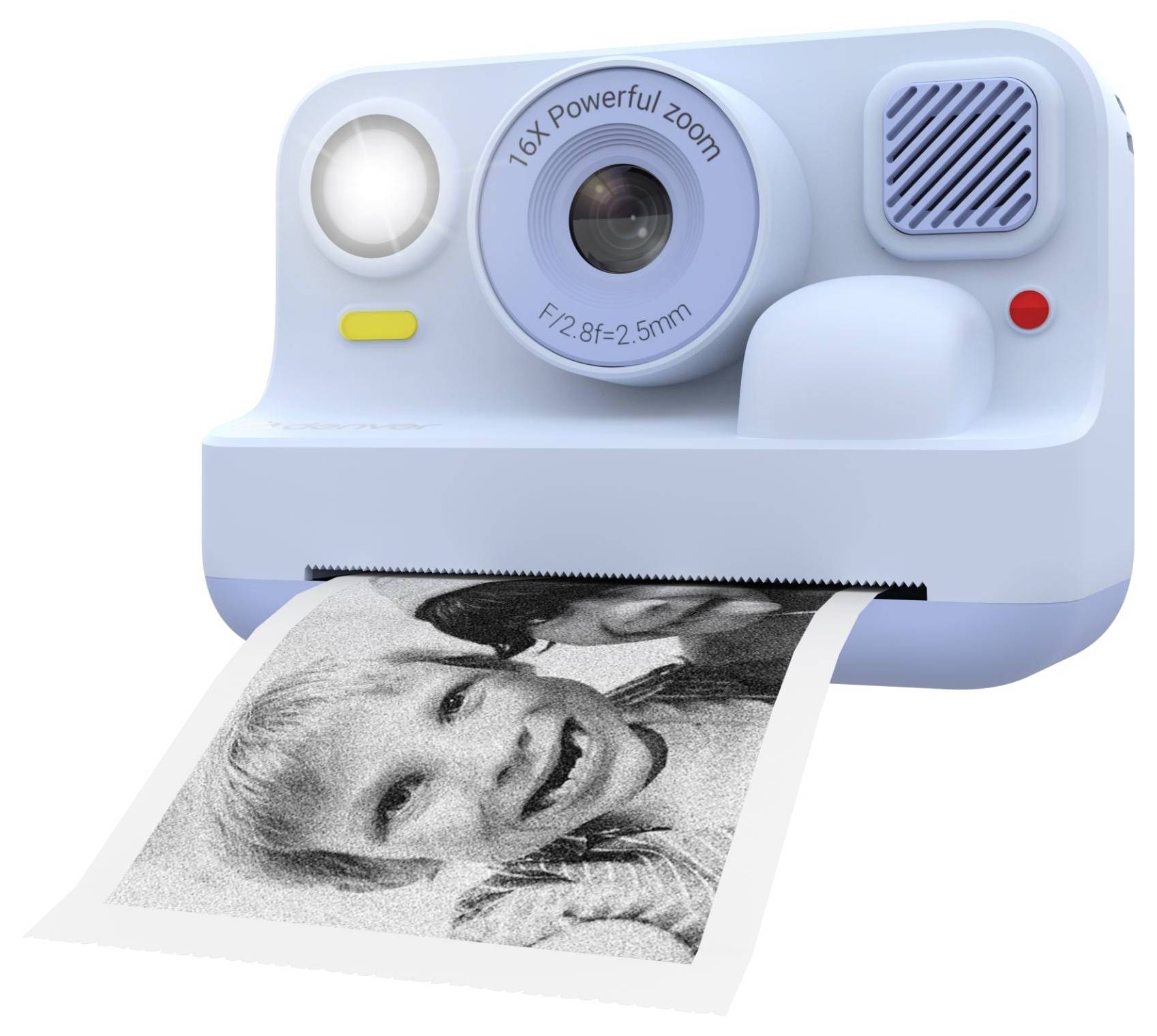 Modrý instantní fotoaparát vytiskne černobílou fotografii usměvavého dítěte, přičemž na objektivu je nápis "16x výkonný zoom" a "F1.8 F=2.5mm".