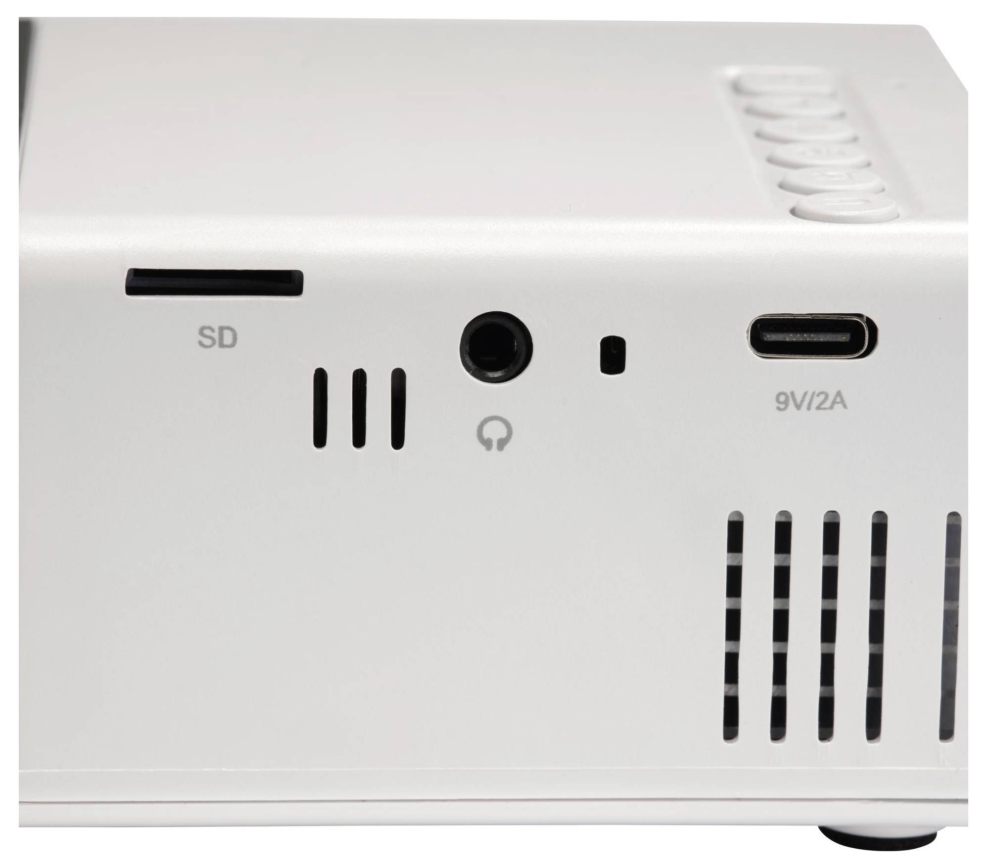 Detailní pohled na bílé elektronické zařízení zobrazující slot na SD kartu, sluchátková zásuvka, port USB-C označený '9V/2A' a ventilační štěrbiny.