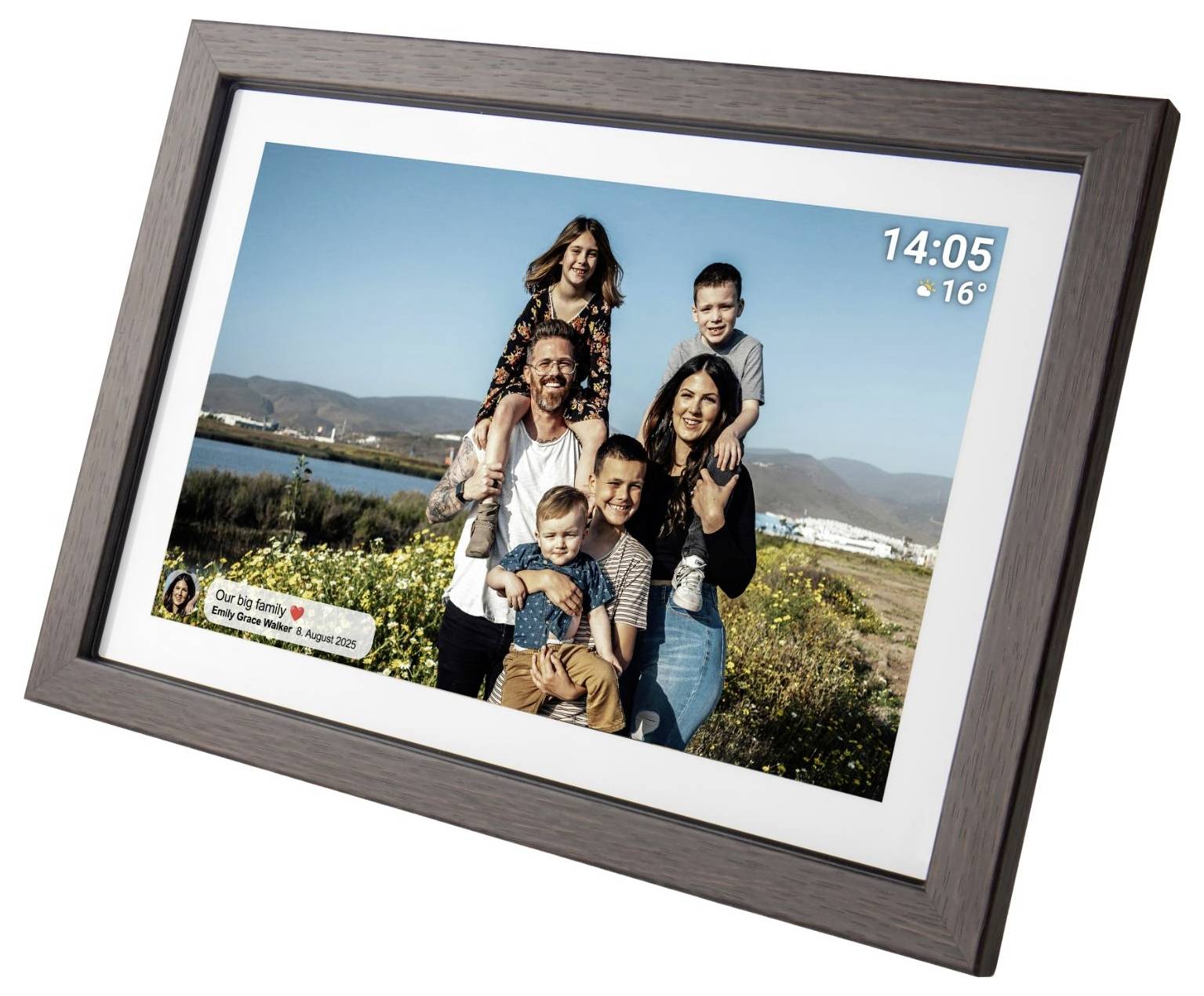 Digitální fotorám zobrazuje rodinný portrét venku s časem 14:05 a teplotou 16° zobrazenou v pravém horním rohu.