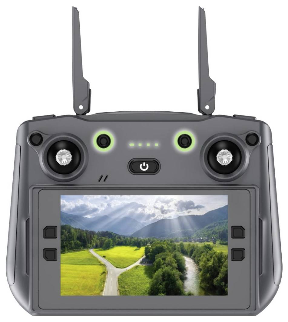 Šedý dálkový ovladač dronu se dvěma anténami, joysticky, tlačítkem napájení a vestavěnou obrazovkou zobrazující видео záznam krajiny s horami, poli a řekou.