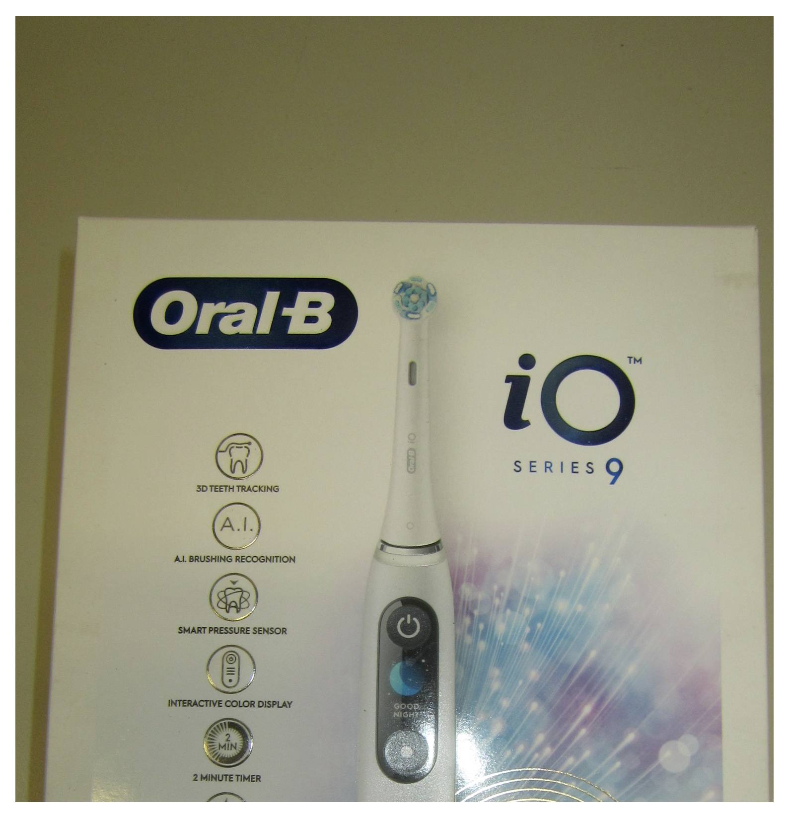 Oral-B iO Series 9 krabice s elektrickým zubním kartáčem zobrazující kartáč a funkce jako 3D sledování, rozpoznávání čištění pomocí umělé inteligence, senzor tlaku, barevný displej a 2minutový časovač.