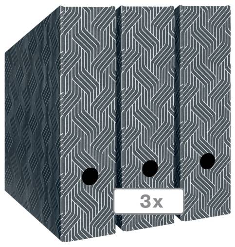 Tři vzorované tmavé krabice nebo balíčky naskládané vedle sebe, označené "3x"