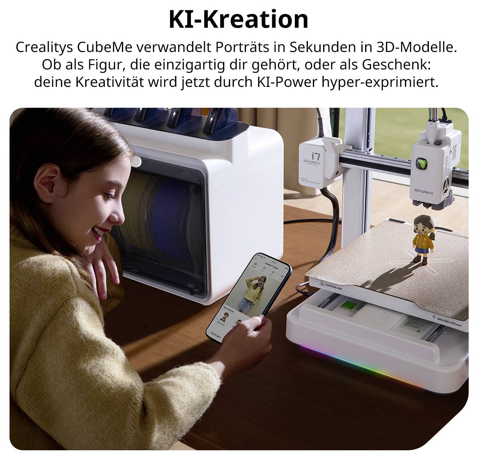 Reklamní obrázek: Žena fotografuje figurku z 3D tiskárny; text oznamuje "Vytvoření pomocí AI" pro Crealitys CubeMe, který transformuje portréty na 3D modely.