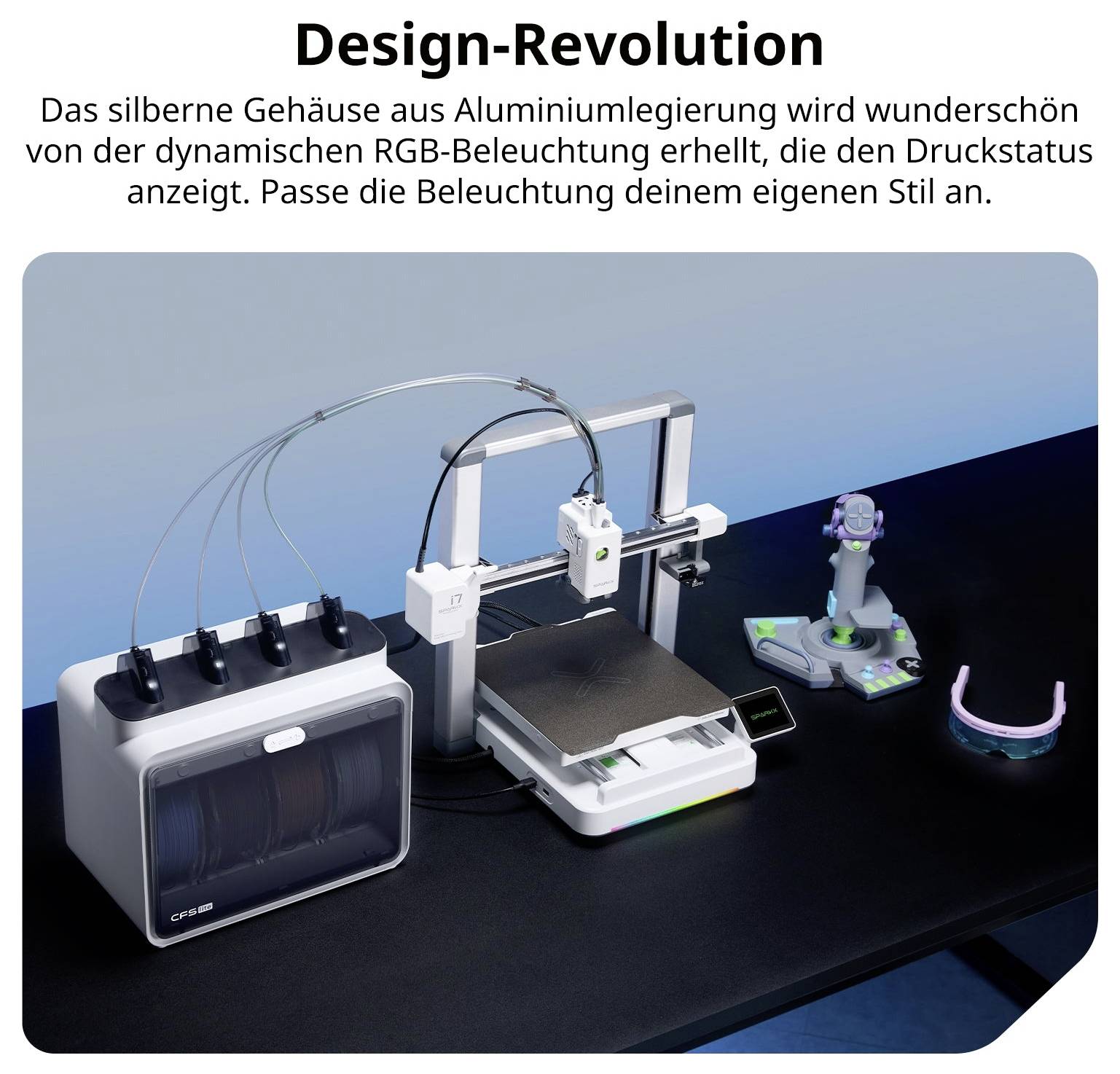 Sada 3D tiskárny se stříbrným pouzdrem a RGB osvětlením; text zmiňuje displej stavu tisku a přizpůsobitelné osvětlení.
