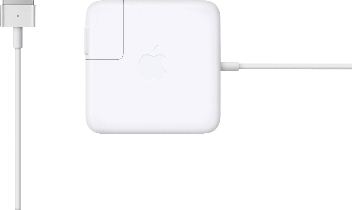 Bílý adaptér Apple se kabely připojenými na levé a pravé straně na prostém bílém pozadí.