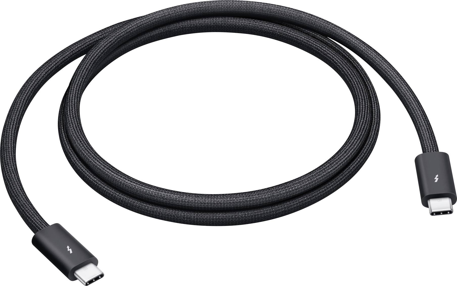Vinutý černý kabel USB-C pro nabíjení s konektory na obou koncích, zobrazený na bílém pozadí.