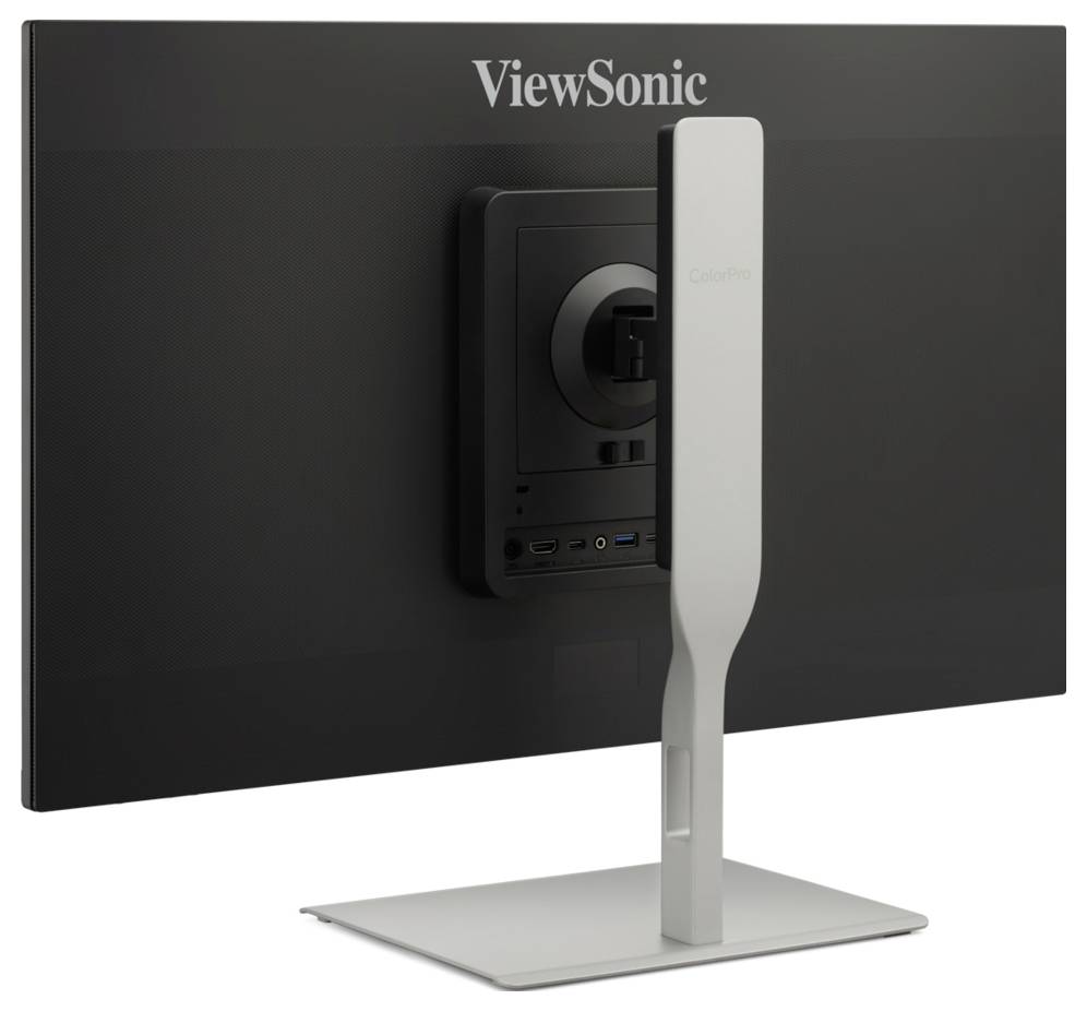 Zadní pohled na monitor ViewSonic na stříbrném stojanu, který ukazuje připojený zadní panel s porty a správou kabelů.