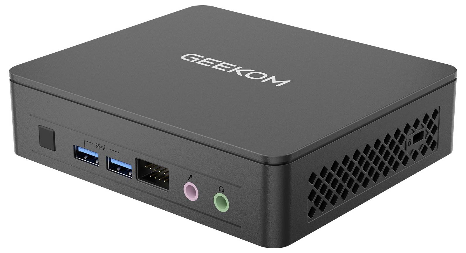 Malý PC GEEKOM v černé barvě znázorněný v pohledu tříčtvrtiny, s předními porty USB, zásuvkami pro sluchátka a mikrofon a bočními větrací mřížkami.