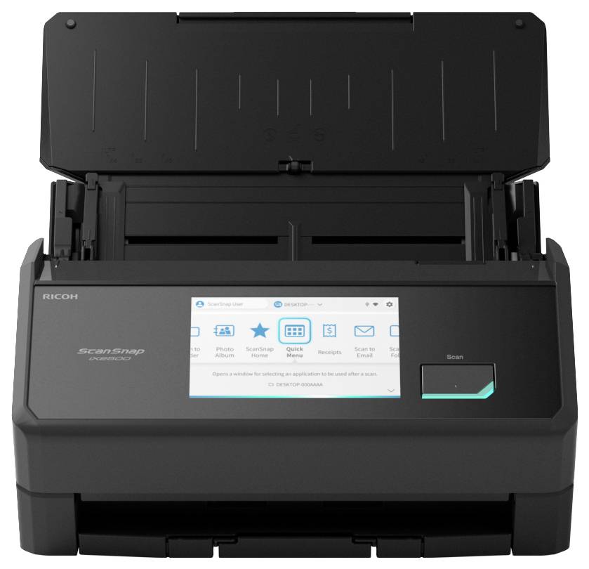 Černý skener dokumentů Ricoh ScanSnap s otevřeným podavačem a dotykovým displejem zobrazujícím možnosti skenování.