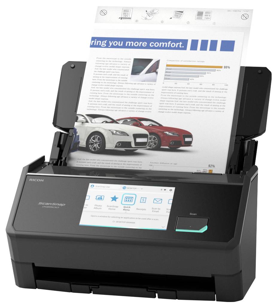 Skener dokumentů Ricoh ScanSnap podávající tištěnou stránku s obrázky aut a grafy, zobrazující jeho rozhraní skenování na přední obrazovce.